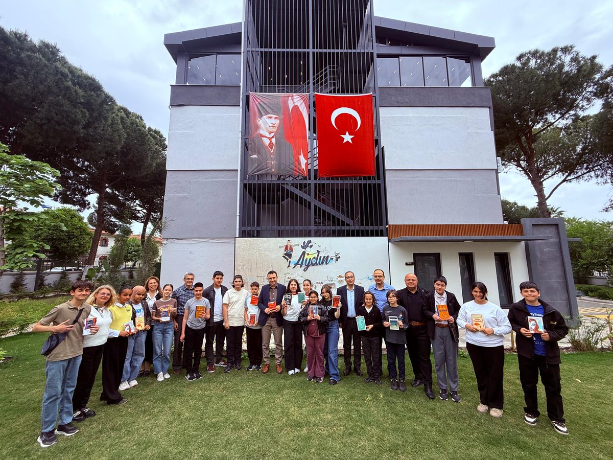 Aydin_MEM's tweet photo. Okuyan, anlayan ve hızla yorumlayan nesiller yetiştiriyoruz.📚✨️

İl Milli Eğitim Müdürümüz Sn. Mehmet YİĞİT, Efeler Halk Eğitimi Merkezi Müdürlüğü koordinesiyle Efeler Ortaokulu bünyesinde sürdürülen "Etkili ve Eleştirel Okuma Kursu" kapsamında kurs öğretmenleri ve 19 öğrencimizle bir araya geldi.🌟

Eğitimin niteliğini artırmaya yönelik devam eden kurslar hakkında bilgi alan Müdürümüz, hızlı okuma teknikleriyle bilgiyi en verimli şekilde kullanmayı öğrenen çocuklarımıza çalışmalarında başarı temennisiyle öğretmenlerimize teşekkürlerini iletti. 📖

@tcmeb 
@Yusuf__Tekin 
@mehmetyigitmem
