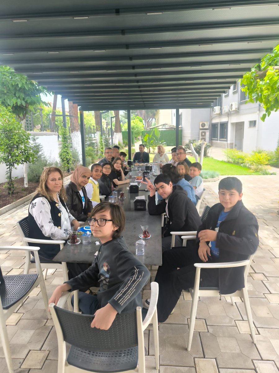 Aydin_MEM's tweet photo. Okuyan, anlayan ve hızla yorumlayan nesiller yetiştiriyoruz.📚✨️

İl Milli Eğitim Müdürümüz Sn. Mehmet YİĞİT, Efeler Halk Eğitimi Merkezi Müdürlüğü koordinesiyle Efeler Ortaokulu bünyesinde sürdürülen "Etkili ve Eleştirel Okuma Kursu" kapsamında kurs öğretmenleri ve 19 öğrencimizle bir araya geldi.🌟

Eğitimin niteliğini artırmaya yönelik devam eden kurslar hakkında bilgi alan Müdürümüz, hızlı okuma teknikleriyle bilgiyi en verimli şekilde kullanmayı öğrenen çocuklarımıza çalışmalarında başarı temennisiyle öğretmenlerimize teşekkürlerini iletti. 📖

@tcmeb 
@Yusuf__Tekin 
@mehmetyigitmem