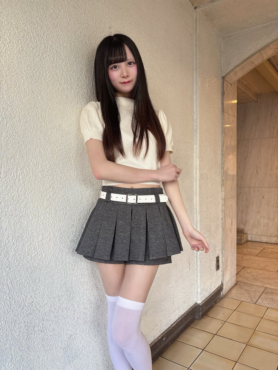 絶対領域、横から見るか前から見るか…？♡
