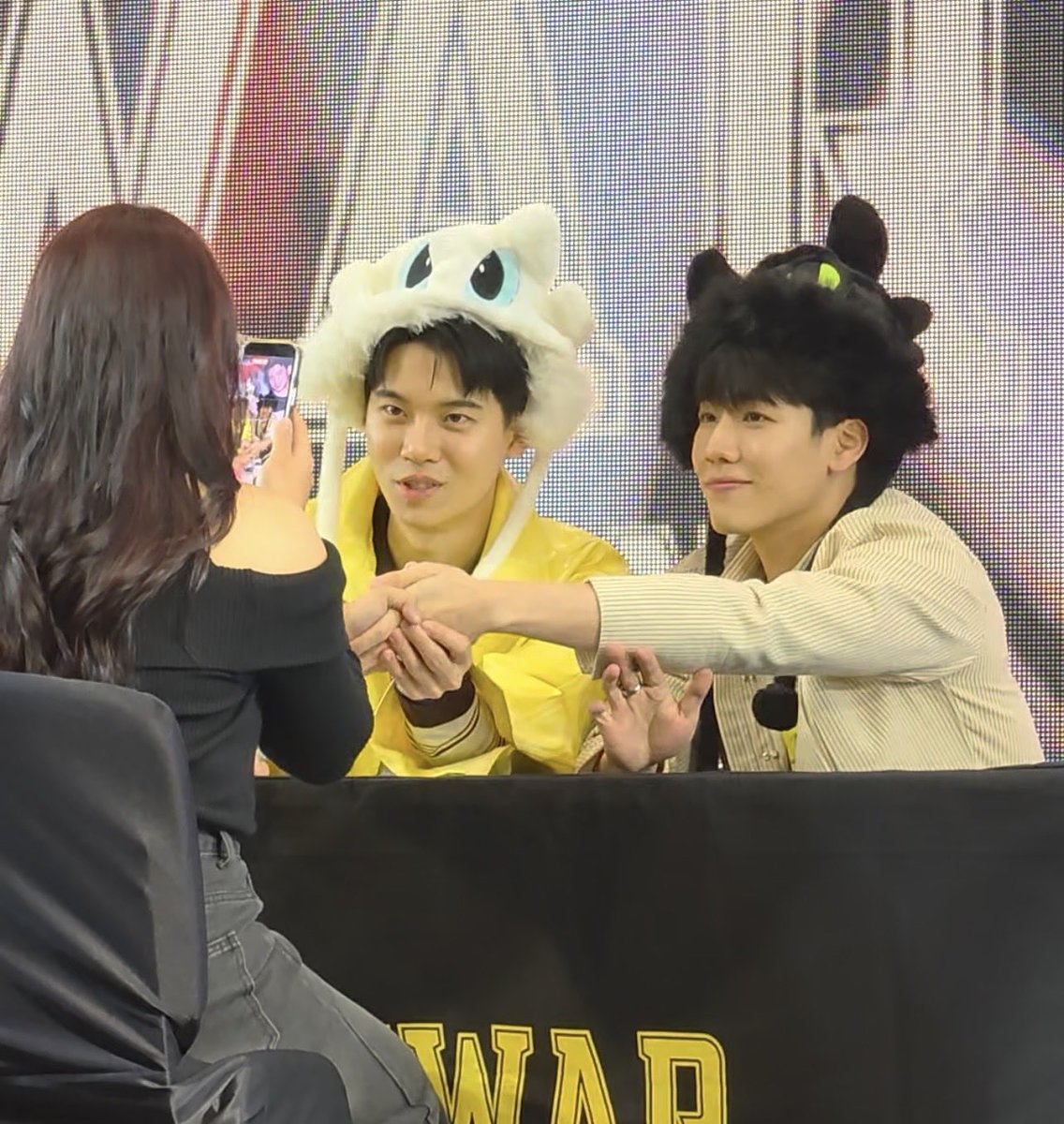 พนว.อะจับมือผม แต่อานันท์ว่องจับมือใครคะะ🤧

YINWAR 2ND FANSIGN CNX
#CNX_YINWAR2NDFANSIGN