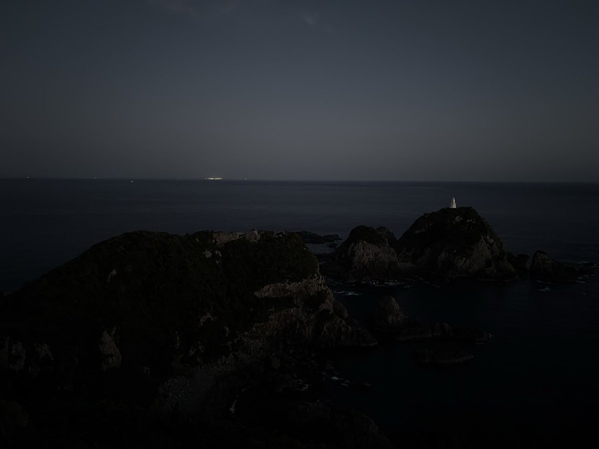 nunchack's tweet photo. さっき九州最南端・佐多岬で撮ったんだけど、左の写真、開聞岳より左（南）にそんな陸地はないし、右の写真、太平洋側にそんな陸地ないのよ。蜃気楼？ https://t.co/2mqWevBDla