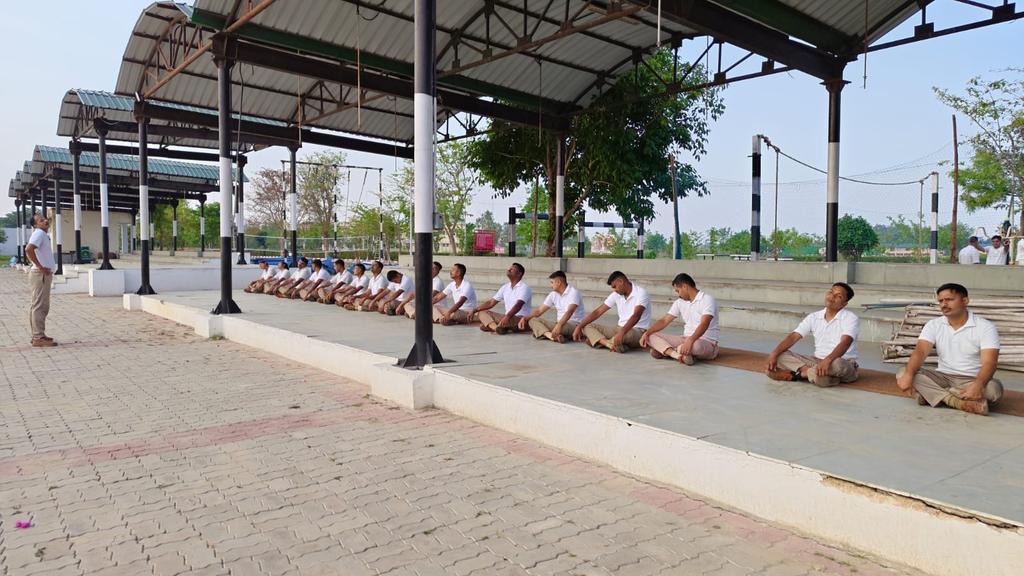 9BnSSB_INDIA's tweet photo. नियमित शारीरिक व्यायाम एवं अभ्यास के माध्यम से जवान अपनी फिटनेस, सहनशक्ति और तत्परता को और अधिक मजबूत बना रहे हैं।
#SSB_INDIA
#FTRSSBLKW
#SHQSSBGKP
#FitForce
#PhysicalTraining
#NationFirst
#SSBJawans
#Discipline
#SevaSurakshaSahyog https://t.co/W88459KmNZ