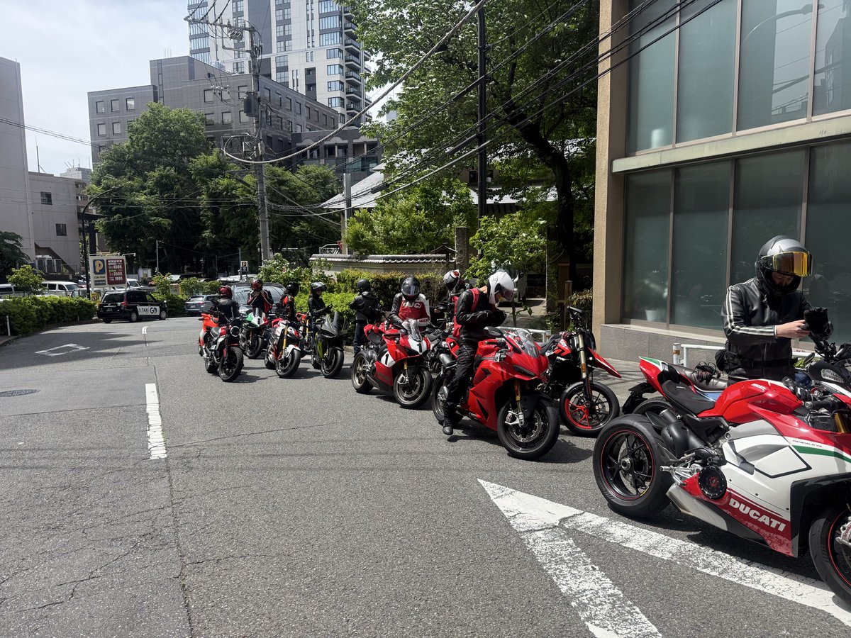 ducati_maas's tweet photo. 今日は世界のDucati乗り(Ducatista)が同日にDucatiを楽しむ日(We Ride as One)。
快晴の下、楽しい仲間と刺激的なマシンと過ごす非日常。
#WeRideAsOne #Ducatista #ducati https://t.co/v3tbuznXF4