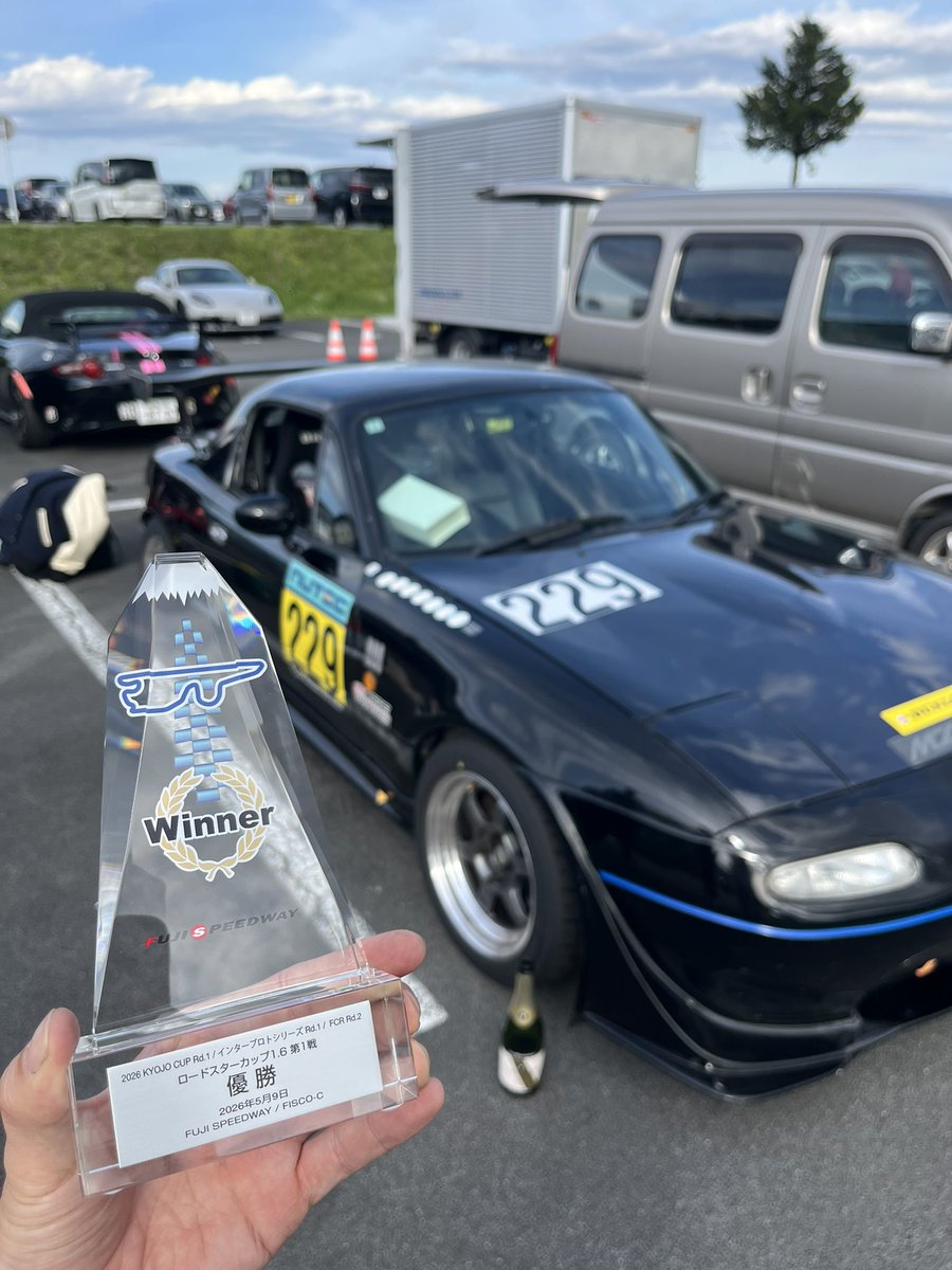 人生初の公式戦デビューにてポールトゥウィンできました🏆
今シーズンの富士チャンピオンレース ロードスターカップはフル参戦の予定です。応援よろしくお願いします！