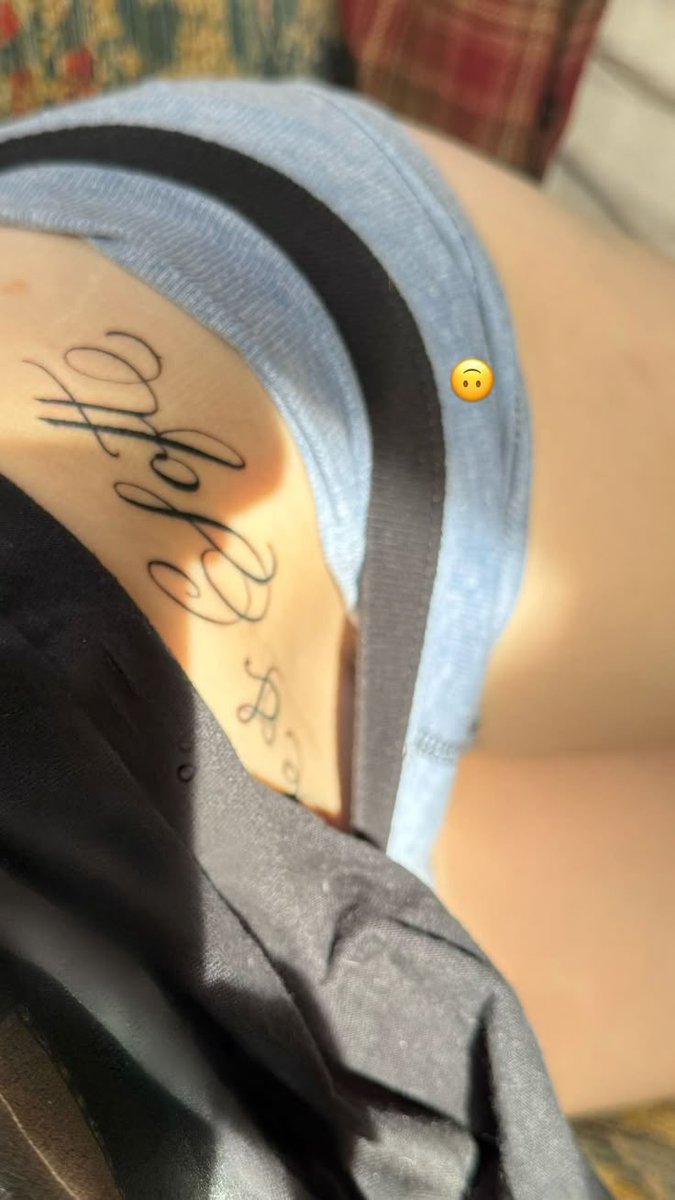 ycigarettebreak's tweet photo. já aceitei que nunca vamos ver essa tattoo inteira, apenas os vestígios https://t.co/phpLQiwryP