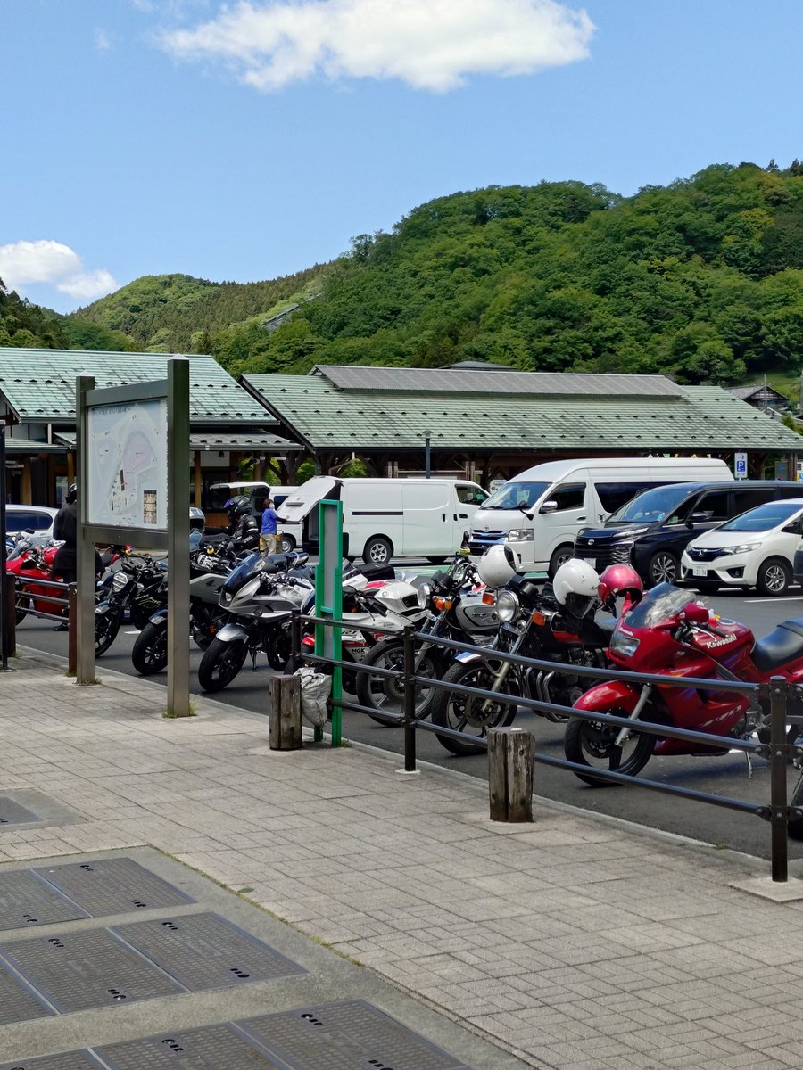 naotake_o's tweet photo. 今日は三峯神社へ。途中、道の駅あしがくぼへ寄りばいくとオオデマリを観賞。その後、道の駅あらかわで蒸気機関車を観賞。そして目的地の三峯神社へ。
#道の駅あしがくぼ
#道の駅あらかわ
#蒸気機関車
#三峯神社 https://t.co/d2g5F4C70p