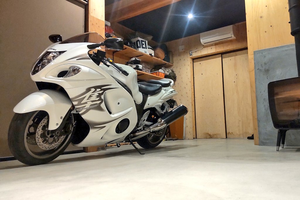 ライダーの皆様、ご宿泊お待ちしてます😊
屋内で🏍️を保管可能です！
#泊まれるガレージハウス 
#ガレージハウス 
#隼福二六四 
↓宿泊予約はこちらから↓
airbnb.jp/rooms/10236665…