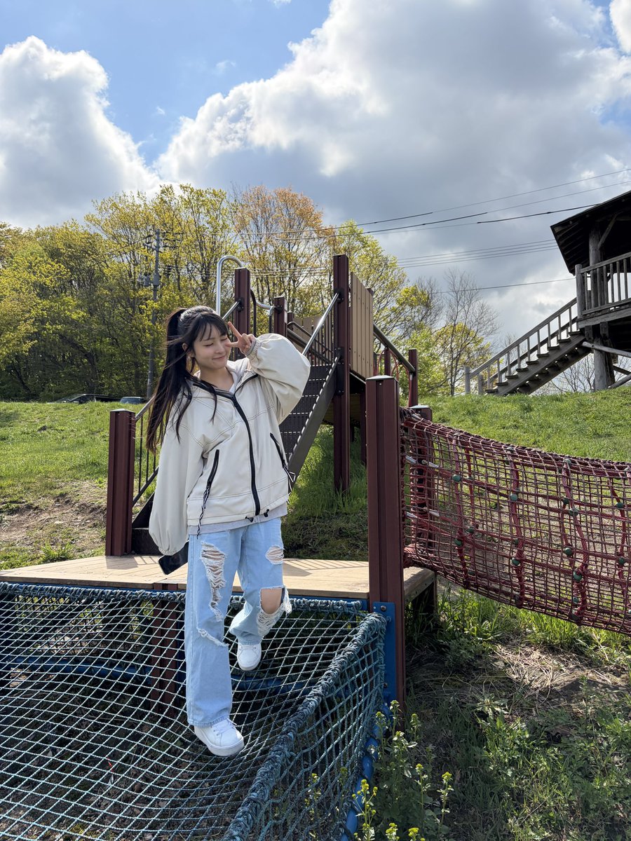 Anna_mpentame's tweet photo. この間634の松で自然満喫してきました🌿✨
一面緑で景色がほんとに綺麗だった🥹
標高634mで空気も気持ちよかった!
馬さんと触れ合ったり、ブランコ乗ったり、アスレチックしたりしてすごく楽しかったー!🌟
#MPFエンタメ #山形 #アイドル #MPF_B #mpfb #anna #自然 #おでかけ https://t.co/NAistsPD36