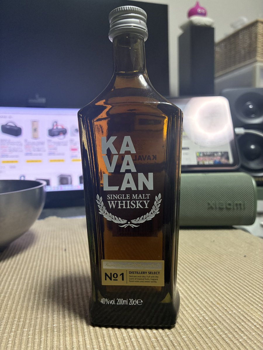 twittmuny's tweet photo. お酒が弱い自分は、ウィスキーはミニボトルが大好物なんですけど…
今日ふらっと寄ったローソンが凄くミニボトルが充実してて、カバランを一本ゲットしましたー！しばらくしたらまた寄ってみたいな https://t.co/nUaoJCsDJl