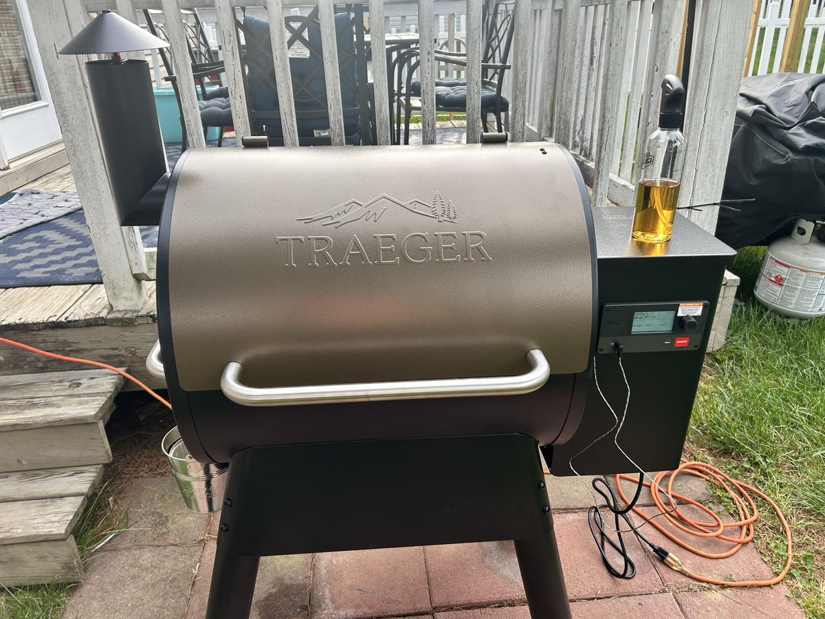 RaiderMark3234's tweet photo. It’s on and popping. #Traeger #Smoking #PorkButt #LowAndSlow https://t.co/vntEC3YQ2N