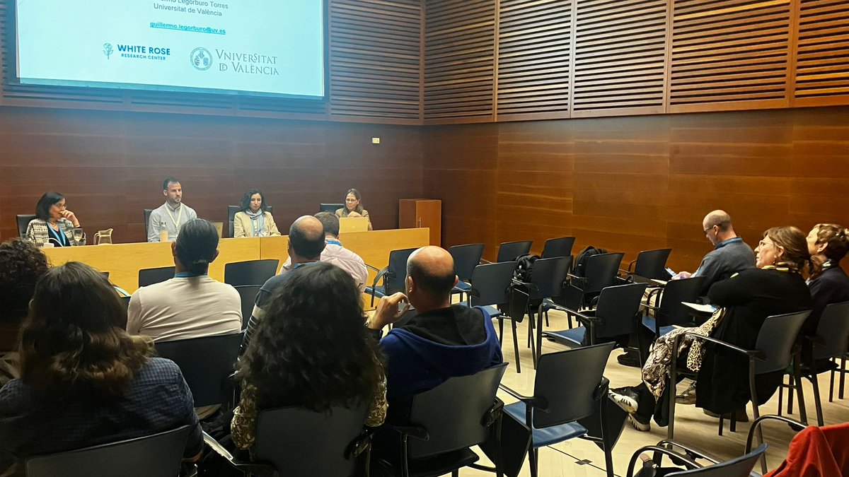 Adrausi's tweet photo. IES San Juan Bosco. Lorca: “Llevo 20 años trabajando muy a gusto aquí. Antes me preocupaba la baja matrícula, pero desde que aplicamos las AEE en 2018, los resultados mejoraron por encima de la media y la matrícula se disparó, con 200 alumnos/as más el último año.” #CdA26 https://t.co/gB6SUFzNj6