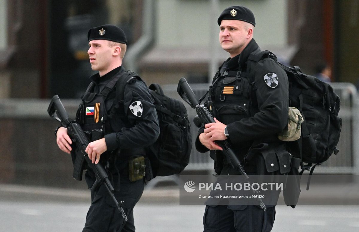 TheGreyPatriot_'s tweet photo. 🇷🇺 Rosgvardia and Moscow Police at work providing security during today's Victory Parade on the Red Square.

Part 1 of 2

#Russia #Russian #Russians #Today #Moscow #VictoryDay #VictoryParade #Police #Rosgvardia #Security #Tactical #Shotgun https://t.co/1MQm7rESn2
