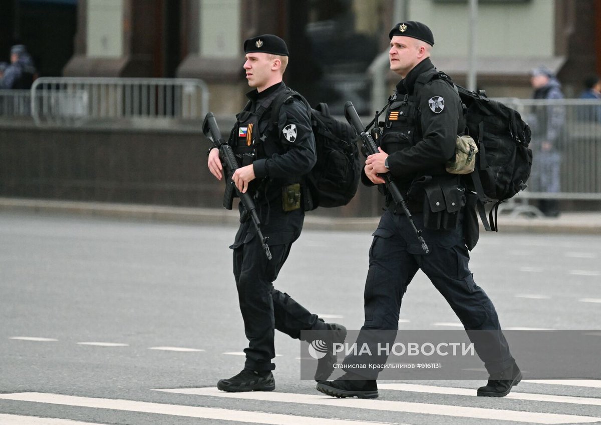 TheGreyPatriot_'s tweet photo. 🇷🇺 Rosgvardia and Moscow Police at work providing security during today's Victory Parade on the Red Square.

Part 1 of 2

#Russia #Russian #Russians #Today #Moscow #VictoryDay #VictoryParade #Police #Rosgvardia #Security #Tactical #Shotgun https://t.co/1MQm7rESn2