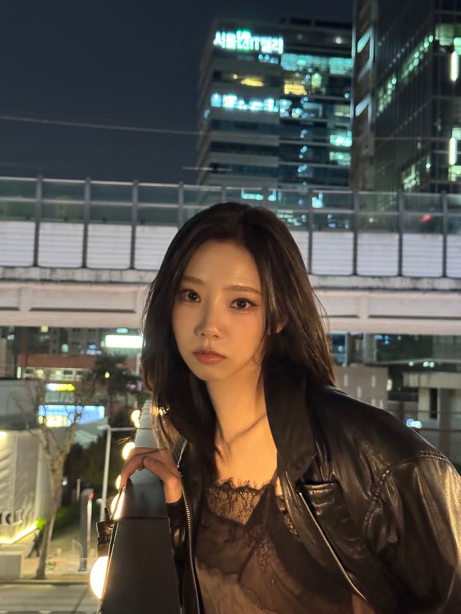 eleyeoreum's tweet photo. 🌃🐈‍⬛ https://t.co/Y5fWrDrGPG