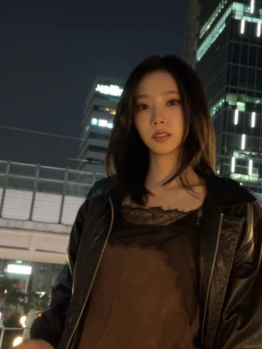 eleyeoreum's tweet photo. 🌃🐈‍⬛ https://t.co/Y5fWrDrGPG