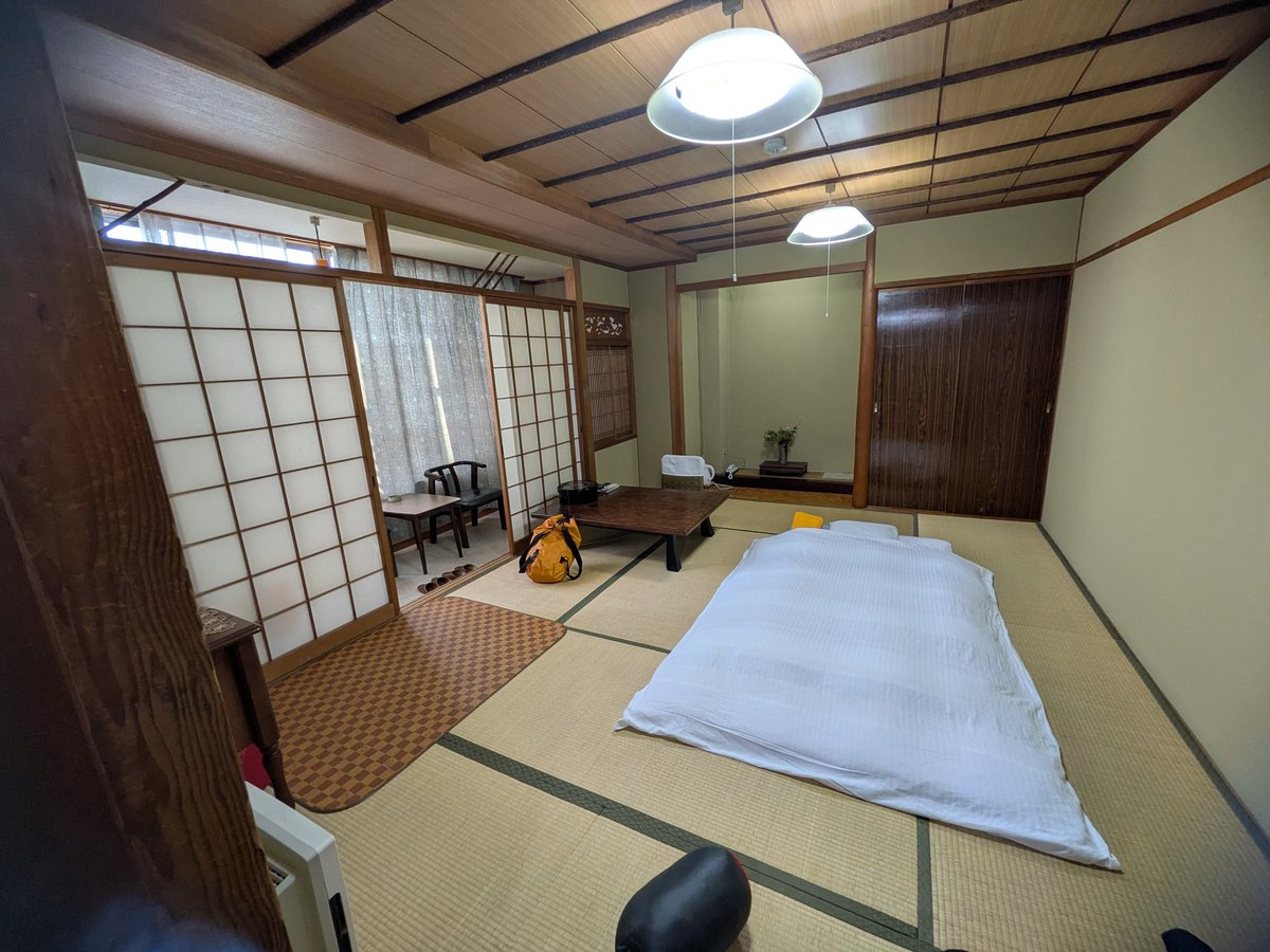 Suzu80cc's tweet photo. 泊まった宿は、はやしや別館
独特な匂いのする古い和室と
お土産コーナーに飾られてあるお品がなんとも昭和
昔買ったなぁ〜(笑)
また泊まりたい https://t.co/OQX7LrzPWW