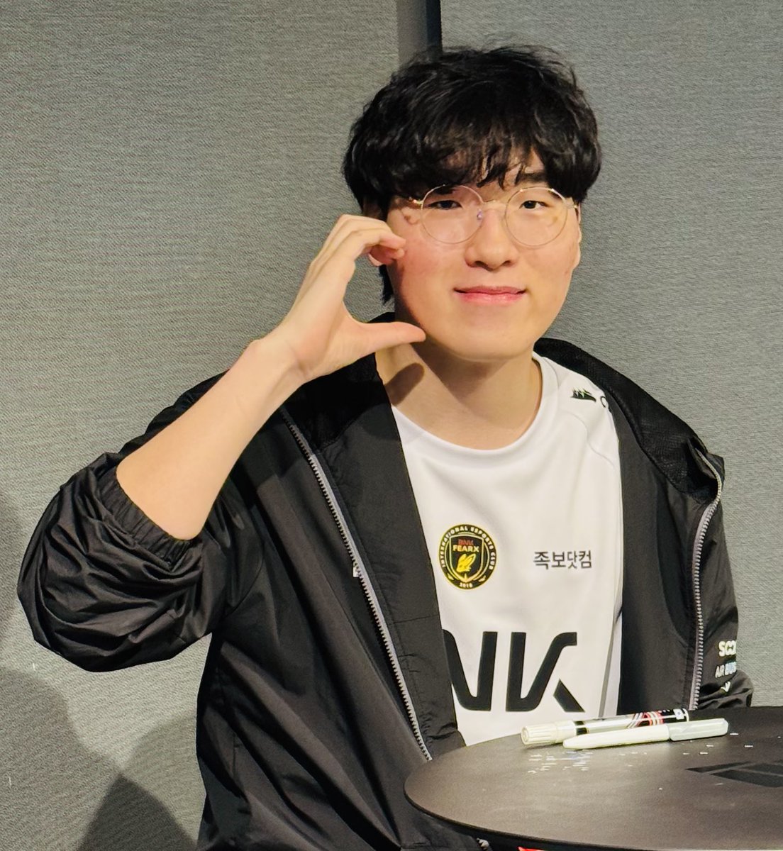 260509 승리팬미

대기 중 포즈 부탁하니
척척 해주는 형규 🥰

#Kellin #켈린 #김형규