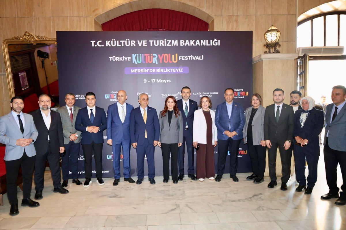 AdemAldemir33's tweet photo. 📍 Mersin Kültür Merkezi

✅ Mersin Kültür Yolu Festivali Açılışı

Kültür ve Turizm Bakanımız Sayın Mehmet Nuri Ersoy, Mersin Valimiz Sayın Atilla Toros, TBMM Başkanlık Divan Katip Üyesi, Mersin Milletvekilimiz Sayın Av. Havva Sibel Söylemez, Mersin Milletvekillerimiz Sayın Ali Kıratlı ve Sayın Hasan Ufuk Çakır, Genel Merkez Disiplin Kurulu Üyemiz Sayın Zeynep Gül Yılmaz, MHP Mersin Milletvekili Sayın Levent Uysal, İl Yönetim Kurulu Üyelerimiz, İl Kadın Kolları Başkanımız Sayın Hülya Ekin, İl Gençlik Kolları Başkanımız Sayın Ahmet Karagöz, İlçe Başkanlarımız, İlçe Teşkilatlarımız ve Mersin Protokolünün katılımları ile, Mersin Kültür Yolu Festivali Açılış Programı’na katılım sağladık.

9–17 Mayıs tarihleri arasında Mersin’imiz; kültürün, sanatın ve kardeşliğin merkezi olacak.

Konserlerden sergilere, opera ve bale gösterilerinden söyleşilere kadar birbirinden değerli etkinliklerle şehrimiz, sanatın her rengini vatandaşlarımızla buluşturacak.

Mersin Kültür Yolu Festivali; yalnızca bir festival değil, aynı zamanda şehrimizin kültürel zenginliğini tanıtan, turizm potansiyelini güçlendiren ve Mersin’i marka şehir vizyonunda daha ileriye taşıyan önemli bir organizasyondur.

Sanatla buluşan, kültürle güçlenen bu güzel atmosferi hep birlikte yaşamak için tüm hemşehrilerimizi Mersin Kültür Yolu Festivali’ne davet ediyoruz.

#Mersin #KültürYoluFestivali  #Sanat #Kültür