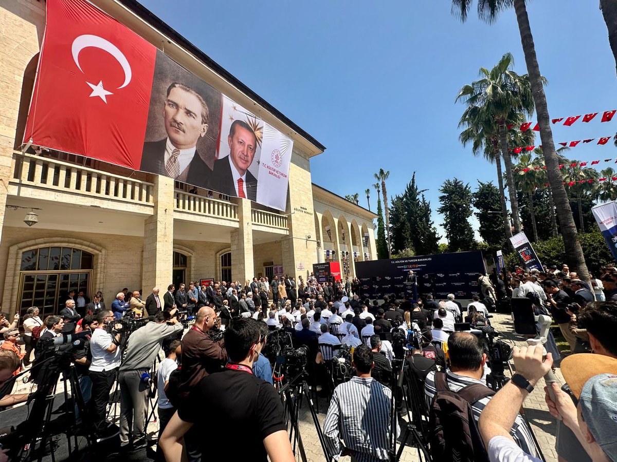 AdemAldemir33's tweet photo. 📍 Mersin Kültür Merkezi

✅ Mersin Kültür Yolu Festivali Açılışı

Kültür ve Turizm Bakanımız Sayın Mehmet Nuri Ersoy, Mersin Valimiz Sayın Atilla Toros, TBMM Başkanlık Divan Katip Üyesi, Mersin Milletvekilimiz Sayın Av. Havva Sibel Söylemez, Mersin Milletvekillerimiz Sayın Ali Kıratlı ve Sayın Hasan Ufuk Çakır, Genel Merkez Disiplin Kurulu Üyemiz Sayın Zeynep Gül Yılmaz, MHP Mersin Milletvekili Sayın Levent Uysal, İl Yönetim Kurulu Üyelerimiz, İl Kadın Kolları Başkanımız Sayın Hülya Ekin, İl Gençlik Kolları Başkanımız Sayın Ahmet Karagöz, İlçe Başkanlarımız, İlçe Teşkilatlarımız ve Mersin Protokolünün katılımları ile, Mersin Kültür Yolu Festivali Açılış Programı’na katılım sağladık.

9–17 Mayıs tarihleri arasında Mersin’imiz; kültürün, sanatın ve kardeşliğin merkezi olacak.

Konserlerden sergilere, opera ve bale gösterilerinden söyleşilere kadar birbirinden değerli etkinliklerle şehrimiz, sanatın her rengini vatandaşlarımızla buluşturacak.

Mersin Kültür Yolu Festivali; yalnızca bir festival değil, aynı zamanda şehrimizin kültürel zenginliğini tanıtan, turizm potansiyelini güçlendiren ve Mersin’i marka şehir vizyonunda daha ileriye taşıyan önemli bir organizasyondur.

Sanatla buluşan, kültürle güçlenen bu güzel atmosferi hep birlikte yaşamak için tüm hemşehrilerimizi Mersin Kültür Yolu Festivali’ne davet ediyoruz.

#Mersin #KültürYoluFestivali  #Sanat #Kültür