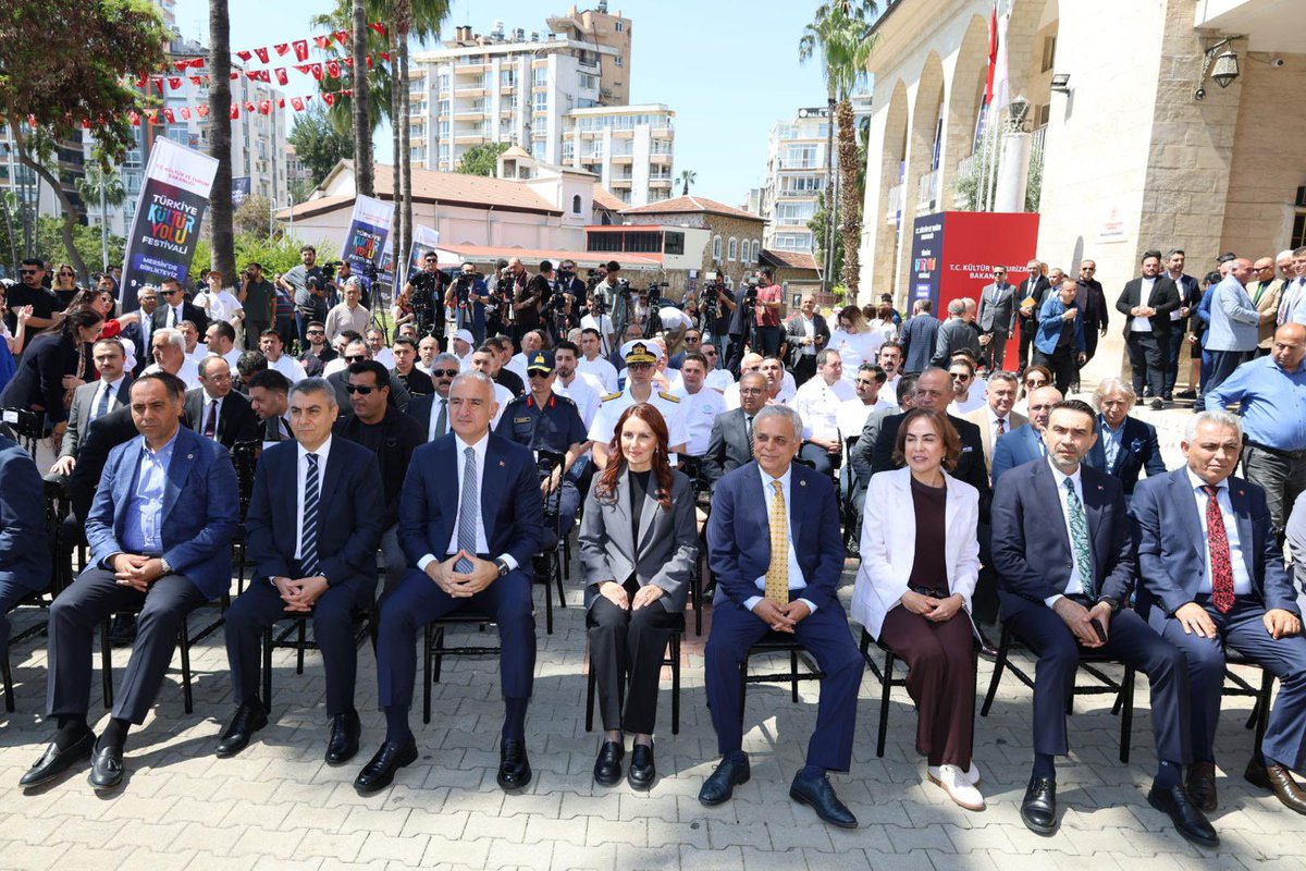AdemAldemir33's tweet photo. 📍 Mersin Kültür Merkezi

✅ Mersin Kültür Yolu Festivali Açılışı

Kültür ve Turizm Bakanımız Sayın Mehmet Nuri Ersoy, Mersin Valimiz Sayın Atilla Toros, TBMM Başkanlık Divan Katip Üyesi, Mersin Milletvekilimiz Sayın Av. Havva Sibel Söylemez, Mersin Milletvekillerimiz Sayın Ali Kıratlı ve Sayın Hasan Ufuk Çakır, Genel Merkez Disiplin Kurulu Üyemiz Sayın Zeynep Gül Yılmaz, MHP Mersin Milletvekili Sayın Levent Uysal, İl Yönetim Kurulu Üyelerimiz, İl Kadın Kolları Başkanımız Sayın Hülya Ekin, İl Gençlik Kolları Başkanımız Sayın Ahmet Karagöz, İlçe Başkanlarımız, İlçe Teşkilatlarımız ve Mersin Protokolünün katılımları ile, Mersin Kültür Yolu Festivali Açılış Programı’na katılım sağladık.

9–17 Mayıs tarihleri arasında Mersin’imiz; kültürün, sanatın ve kardeşliğin merkezi olacak.

Konserlerden sergilere, opera ve bale gösterilerinden söyleşilere kadar birbirinden değerli etkinliklerle şehrimiz, sanatın her rengini vatandaşlarımızla buluşturacak.

Mersin Kültür Yolu Festivali; yalnızca bir festival değil, aynı zamanda şehrimizin kültürel zenginliğini tanıtan, turizm potansiyelini güçlendiren ve Mersin’i marka şehir vizyonunda daha ileriye taşıyan önemli bir organizasyondur.

Sanatla buluşan, kültürle güçlenen bu güzel atmosferi hep birlikte yaşamak için tüm hemşehrilerimizi Mersin Kültür Yolu Festivali’ne davet ediyoruz.

#Mersin #KültürYoluFestivali  #Sanat #Kültür