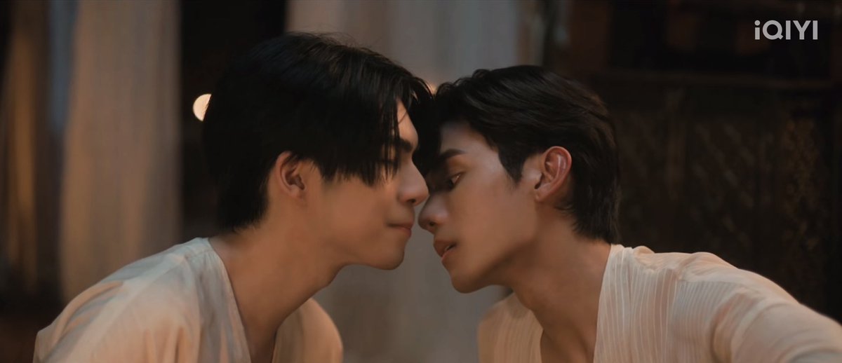 ChmpSo's tweet photo. รีแคป (แบบคนอ่านนิยายแล้ว แต่จะตัดภาพในนิยายออก)

LOVE UPON A TIME EP7
#ภพเธอEP7

เปิดตอนมากับความสับสนของณคุณ พี่ภพชอบเกล้าตอนนี้หรือเกล้าในอดีต น้องเลยหยั่งเชิงถามว่าพี่เป็นห่วงใครมากกว่ากัน 

ซึ่งในความรู้สึกของพี่ภพนั้นน่าจะไม่ได้มีความคิดเปรียบเทียบนั้นอยู่เลย เกล้าก็คือเกล้า คนที่พี่ภพรักมาโดยตลอด เพียงแต่ว่าเกล้าในตอนนี้ทำให้ความรู้สึกที่มีมันชัดขึ้น ชัดจนอยากจะครอบครอง 

ส่วนณคุณก็มาคิดทบทวนกับความรักที่ต้องเลือก ระหว่างรักกับพี่ภพและอยู่ที่นี่ต่อ กับทำภารกิจให้สำเร็จแล้วกลับปัจจุบัน กลับไปหาแม่ที่อยู่ตัวคนเดียว ถึงแม่จะเคยบอกว่าอยากให้ณคุณได้ออกไปใช้ชีวิต แต่ใครมันจะไปทิ้งแม่ไว้คนเดียวได้ล่ะ นั่นยิ่งทำให้ณคุณหนักใจ ซึ่งตรงนี้ทางทีมซีรีส์ปรับจากนิยายโดยให้แม่ณคุณเป็นแม่เลี้ยงเดี่ยว ซึ่งเราคิดว่าดีมาก เพราะณคุณจะต้องเป็นห่วงและอยากกลับไปหาคุณแม่มากๆ จะต้องรู้สึกกดดันที่ต้องเลือกมากกว่าในนิยาย

ชอบความที่พี่ภพไปปรึกษาหมอจอม ถึงจะตกใจที่ภพชอบผู้ชายด้วยกันและคิดว่ามันเป็นไปไม่ได้ แต่จอมก็ยอมช่วย แถมยังเอาสิ่งที่ถูกแก้วทำให้มาเป็นคำแนะนำให้ภพด้วย แสดงให้เห็นว่าที่ผ่านมาจอมก็รู้ตัวมาตลอดว่าถูกแก้วเกี้ยวพา และตัวเองก็รู้สึกดีด้วย แต่เพราะบริบทสังคมสมัยนั้นทำให้ต้องหักห้ามใจตัวเอง ถึงนี่จะอยู่ข้างน้องแก้ว แต่ก็อดเห็นใจหมอจอมไม่ได้

ตอนไปเที่ยวงานสงกรานต์จะเห็นว่าณคุณมีเรื่องให้ต้องคิดมากมายจนมีสีหน้ากังวลตลอดเวลา ทั้งเรื่องภารกิจและเรื่องพี่ภพ จะมาเดทกันเหมือนในปัจจุบันก็ไม่ได้ เพราะสายตาผู้คนรอบตัว ณคุณกลัวว่าคนจะมองพี่ภพไม่ดี ในขณะที่ตัวเองในตอนแรกคนจะมองยังไงก็ไม่เคยสนใจด้วยซ้ำ ในตอนที่ไปดูเพลงฉ่อยด้วยกัน จากที่ตอนแรกสดใสอยู่ดีๆ พอบทไปถึงเรื่องเมีย ณคุณก็มีสีหน้าที่หมองลงและขอตัวออกไป น้องคิดมากเรื่องบริบทสังคมตอนนั้น ที่ชายหญิงทุกคนต้องออกเรือนจึงสรุปกับตัวเองว่าตัดใจจากพี่ภพดีกว่า

เมื่อมาเจอกับเชิด ณคุณทนไม่ได้ที่พี่ภพจะต้องถูกว่าที่เล่นสวาทกับตัวเองจึงชกไอ้เชิดและพูดว่าไม่ได้คิดอะไรกับพี่ภพ ตรงนี้น้องเองก็ตกใจที่พี่ภพเข้ามาได้ยินพอดี เราก็กลัวพี่ภพเข้าใจผิดเหมือนน้องเลย แต่พี่ภพธงเขียวมาก ฮีเข้าใจว่าทำไมน้องถึงพูดแบบนั้น ตรงนี้เราให้เลย เมะที่ธงเขียวที่สุดที่เราเคยเห็นมา

ณคุณถูกคุณลุงคุณป้าให้ช่วยคุยกับภพเรื่องออกเรือน เราเจ็บปวดมากเมื่อเห็นหน้าลูกที่พยายามฝืนยิ้ม อยากชมเจเจเยอะๆเลย น้องแสดงดีมาก คือรักเขามากแต่แสดงออกไม่ได้ พ่อแม่เขายังมาให้เราช่วยพูดให้เขายอมแต่งงานอีก โคตรทรมานเลยล่ะ แม่เข้าใจหนูนะณคุณ อยากเข้าไปอุ้มลูกหนีกลับปัจจุบันเลยล่ะ

ในที่สุดก็เข้าเรื่องฝิ่น แถมมาด้วยการพูดยั่วยุให้ภพเข้าใจเกล้าผิดอีกด้วย แต่นี่น่ะเชื่อว่ายังไงภพก็อยู่ข้างน้อง คนที่รักเกล้าที่สุด ไม่มีทางหลงเชื่อคำพูดใครง่ายๆแน่

หมอจอมมาง้อน้องแก้ว ตรงนี้เข้าใจน้องแก้วมากๆ ต่อให้รักแค่ไหนก็ต้องหักห้ามใจ ในเมื่อเขาพูดใส่ขนาดนั้นแล้วว่าไม่คิดคิดอะไรกับเราอะ

ซีนที่ทั้งฟินและเศร้าไปพร้อมกันพี่ภพสารภาพรัก ณคุณสอนพี่ภพจูบ จูบที่เหมือนเป็นจูบลา แค่ความรักมันไม่เพียงพอจริงๆนะ มันดูยากไปหมดจริงๆกับบริบทตรงนั้น เข้าใจณคุณทุกอย่าง แต่ก็ร้องไห้กับซีนนี้หนักมากจริงๆ ตอนดูในโรงเราเศร้านะ แต่ยังไม่ร้อง พอได้กลับบ้านมาดูอีกรอบคนเดียว น้ำตาก็ไหลไม่หยุด บวกกับเพลงโบกี้ขึ้นมา ทุกอย่างมันพรั่งพรูออกมาหมด ยอมจริงๆ เน็ตเจเจแสดงดีมาก ขออวยแบบไม่ได้ไบแอสเมน

แล้วซีรีส์ยังเล่นกับอารมณ์เราไม่จบ ตัดภาพมาที่น้องเกล้าถูกจับถ่วงน้ำ ใจคนเป็นแม่มันเจ็บ หนูจะทรมานขนาดไหนนะน้องเกล้า แล้วในเฮือกสุดท้ายก่อนตาย หนูถึงกับต้องอธิษฐานแปลว่าจะต้องแค้นพวกมันมากจริงๆ เจเจแสดงเก่งมาก อยากชมอีกสักพันรอบ

สุดท้ายนี้เราชอบอีพี7มากๆ เราอินมาก อยากชมทีมนักแสดง ผู้กำกับและทีมงานทุกส่วนเลยค่ะ

อ้อ! น้องณคุณรู้ตัวมั้ยนะว่าอีพีนี้หนูพูดภาษาโบราณได้คล่องเชียว😉