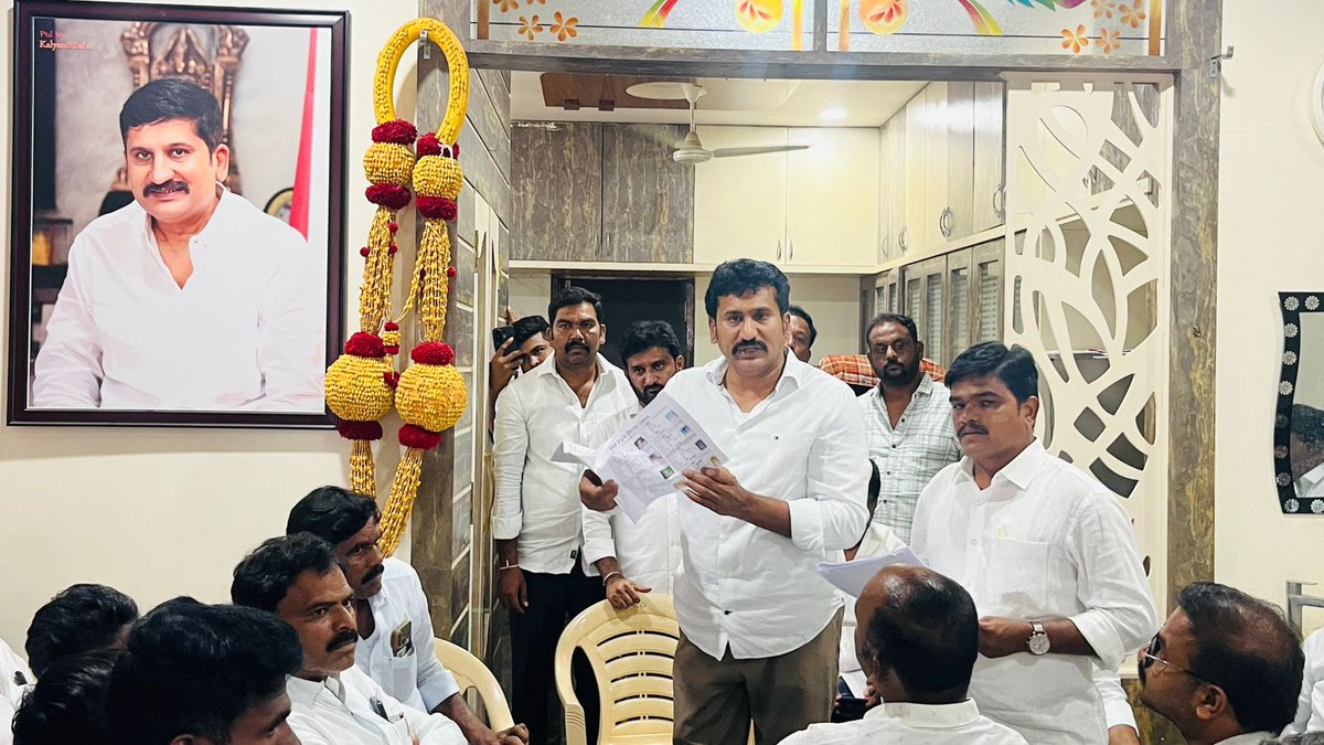 ImThopudurthi's tweet photo. నియోజకవర్గ స్థాయి బూత్ కమిటీ సమావేశం నిర్వహించిన మాజీ ఎమ్మెల్యే తోపుదుర్తి ప్రకాష్ రెడ్డి గారు..

రాప్తాడు మాజీ ఎమ్మెల్యే తోపుదుర్తి ప్రకాష్ రెడ్డి గారు అనంతపురం లోని వారి నివాసంలో రాప్తాడు నియోజకవర్గ వైయస్సార్ కాంగ్రెస్ పార్టీ  బూత్ కమిటీల [BLA] లకి మరియు [SIR] పై అవగాహన సమీక్ష సమావేశం నిర్వహించడం జరిగింది..

👉🏻ఈ సమావేశంలో మాజీ ఎమ్మెల్యే తోపుదుర్తి ప్రకాష్ రెడ్డి గారు మాట్లాడుతూ

▪️ప్రతి బూత్ స్థాయిలో బలమైన నిర్మాణం ఉండేలా బూత్ లెవెల్ ఏజెంట్ల నియామకం తప్పనిసరి అని సూచించారు. బూత్ స్థాయి ఏజెంట్లు పార్టీకి పునాది స్తంభాలు అవుతారని, వారి చురుకైన పాత్ర పార్టీ విజయంలో కీలకమని ఆయన పేర్కొన్నారు.

▪️గ్రామస్థాయిలో ప్రస్తుతం పెద్ద ఎత్తున వస్తున్న ఫారం 7 దరఖాస్తులపై బూత్ లెవెల్ ఏజెంట్లు ప్రత్యేక దృష్టి సారించాలని ఆయన సూచించారు. నకిలీ ఫారం 7లను అరికట్టడంతోపాటు, పార్టీ కార్యకర్తలు సజాగ్రత్తగా వ్యవహరించాల్సిన అవసరాన్ని ఆయన హితవు పలికారు.

▪️అదే సమయంలో, మన పార్టీ కీ సంబందించిన తొలగించిన ఓట్లను గుర్తించి వాటిని తిరిగి చేర్చేలా కృషి చేయాలని ఏజెంట్లకు పిలుపునిచ్చారు. ప్రజల ఓటు హక్కు కాపాడడం ప్రతి కార్యకర్త బాధ్యతగా భావించాలని ఆయన గుర్తుచేశారు.

ఈ సమావేశంలో మండల కన్వీనర్లు, ఎంపీపీలు, జడ్పీటీసీలు, ఎంపీటీసీలు, మాజీ సర్పంచులు, రాష్ట్ర,జిల్లా నియోజకవర్గ మండల,గ్రామ అనుబంధ విభాగాలు అధ్యక్షలు,తదితులు పాల్గొన్నారు..

#ThopudurthiPrakashReddy
#TeamTPR #tprtarget2029