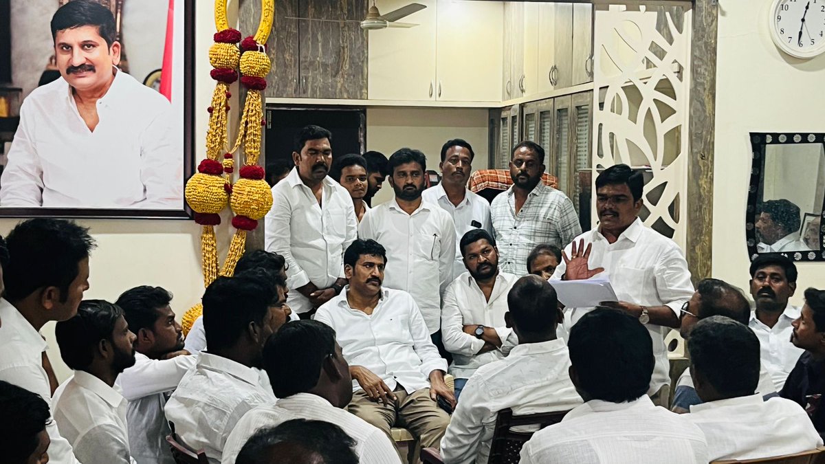 ImThopudurthi's tweet photo. నియోజకవర్గ స్థాయి బూత్ కమిటీ సమావేశం నిర్వహించిన మాజీ ఎమ్మెల్యే తోపుదుర్తి ప్రకాష్ రెడ్డి గారు..

రాప్తాడు మాజీ ఎమ్మెల్యే తోపుదుర్తి ప్రకాష్ రెడ్డి గారు అనంతపురం లోని వారి నివాసంలో రాప్తాడు నియోజకవర్గ వైయస్సార్ కాంగ్రెస్ పార్టీ  బూత్ కమిటీల [BLA] లకి మరియు [SIR] పై అవగాహన సమీక్ష సమావేశం నిర్వహించడం జరిగింది..

👉🏻ఈ సమావేశంలో మాజీ ఎమ్మెల్యే తోపుదుర్తి ప్రకాష్ రెడ్డి గారు మాట్లాడుతూ

▪️ప్రతి బూత్ స్థాయిలో బలమైన నిర్మాణం ఉండేలా బూత్ లెవెల్ ఏజెంట్ల నియామకం తప్పనిసరి అని సూచించారు. బూత్ స్థాయి ఏజెంట్లు పార్టీకి పునాది స్తంభాలు అవుతారని, వారి చురుకైన పాత్ర పార్టీ విజయంలో కీలకమని ఆయన పేర్కొన్నారు.

▪️గ్రామస్థాయిలో ప్రస్తుతం పెద్ద ఎత్తున వస్తున్న ఫారం 7 దరఖాస్తులపై బూత్ లెవెల్ ఏజెంట్లు ప్రత్యేక దృష్టి సారించాలని ఆయన సూచించారు. నకిలీ ఫారం 7లను అరికట్టడంతోపాటు, పార్టీ కార్యకర్తలు సజాగ్రత్తగా వ్యవహరించాల్సిన అవసరాన్ని ఆయన హితవు పలికారు.

▪️అదే సమయంలో, మన పార్టీ కీ సంబందించిన తొలగించిన ఓట్లను గుర్తించి వాటిని తిరిగి చేర్చేలా కృషి చేయాలని ఏజెంట్లకు పిలుపునిచ్చారు. ప్రజల ఓటు హక్కు కాపాడడం ప్రతి కార్యకర్త బాధ్యతగా భావించాలని ఆయన గుర్తుచేశారు.

ఈ సమావేశంలో మండల కన్వీనర్లు, ఎంపీపీలు, జడ్పీటీసీలు, ఎంపీటీసీలు, మాజీ సర్పంచులు, రాష్ట్ర,జిల్లా నియోజకవర్గ మండల,గ్రామ అనుబంధ విభాగాలు అధ్యక్షలు,తదితులు పాల్గొన్నారు..

#ThopudurthiPrakashReddy
#TeamTPR #tprtarget2029