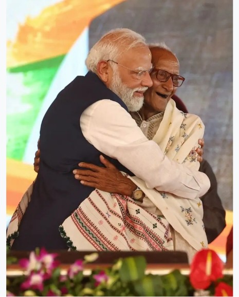 भारतीय जनता पार्टी अपने वरिष्ठों और कार्यकर्ताओं का किस तरह सम्मान करती है, इसका एक भावपूर्ण उदाहरण—

मंच पर देश के माननीय प्रधानमंत्री श्री Narendra Modi जी ने पश्चिम बंगाल के भाजपा के सबसे वरिष्ठ कार्यकर्ताओं में से एक माखनलाल सरकार के चरण स्पर्श कर उनका आशीर्वाद लिया।

98 वर्ष