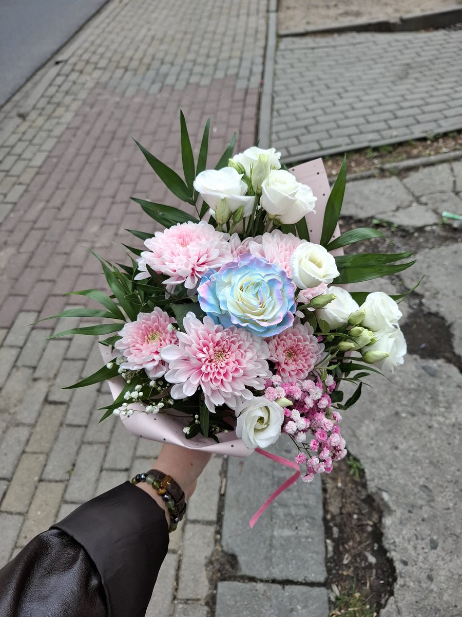 lou_peter_pan's tweet photo. To dostałam za 60 zł w kwiaciarni :// juz nawet nie chodzi o ilość kwiatków tylko to wykonanie, ta kokarda, ten papier wyglądają jakoś niechlujnie, prawda? https://t.co/ijMkM7Mp8b