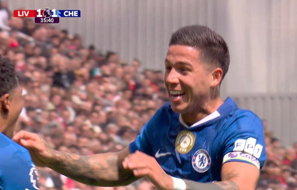 KingzTribe's tweet photo. 🚨🚨🚨 GOAL CHELSEA!!! ENZO!! ENZO!!! ENZO FERNANDEZ SCORED THE EQUALIZER!!!

FOFANA DIDN’T TOUCH IT AND POINTS TO ENZO!!! 🫵🏻💙

#liverpool #chelsea #LIVCHE https://t.co/nTb8oootmt