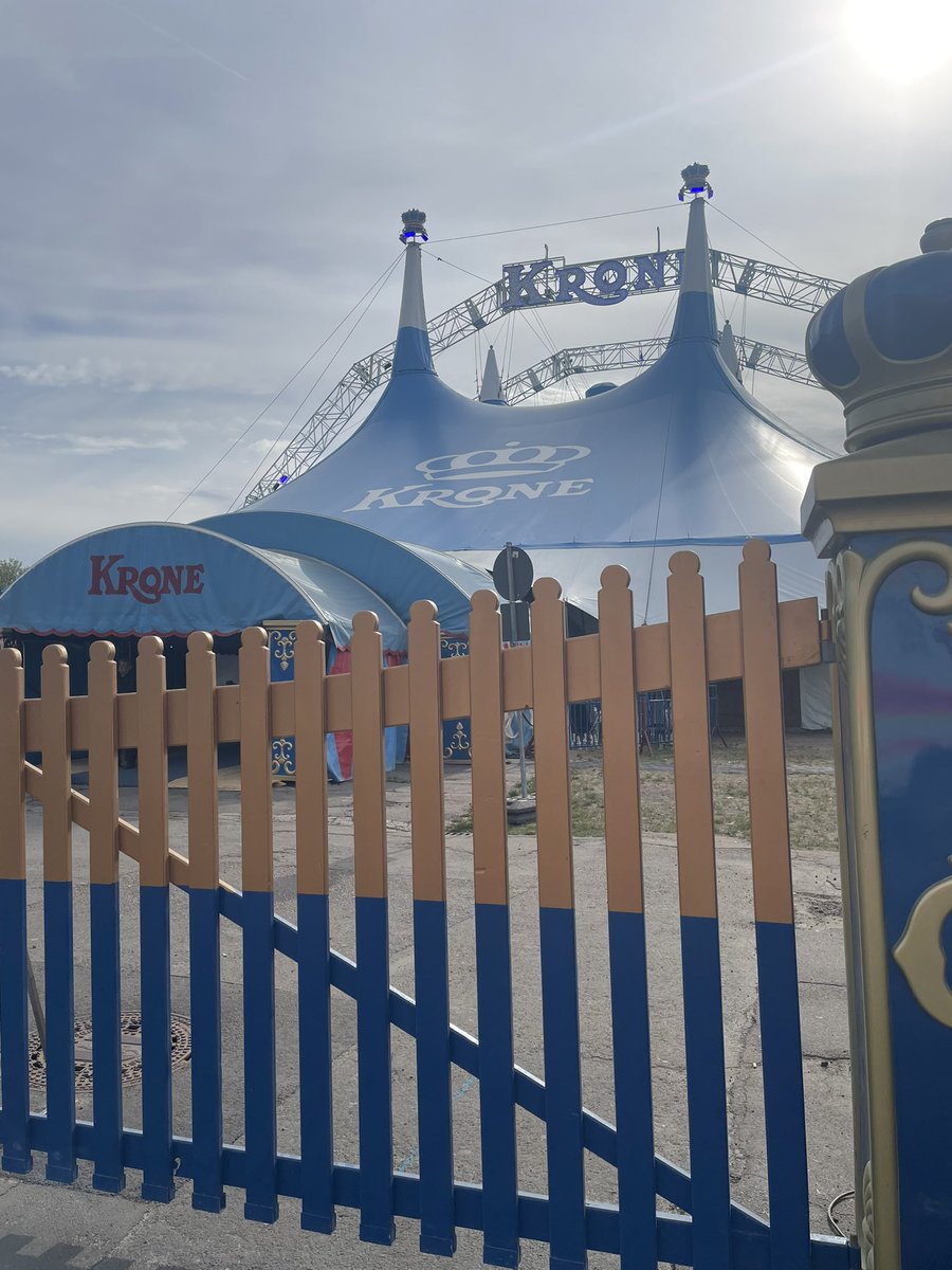 Espace_Cirque's tweet photo. Il y a quelques jours nos amis de « Culture Cirk » étaient en Rhénanie-Palatinat pour revoir le programme du géant européen KRONE ! 
De belles surprises et un bon spectacle à la clé 🤩🎪❤️🇩🇪
#circuskrone #mdci #culturecirk https://t.co/MR4cDEXlOd