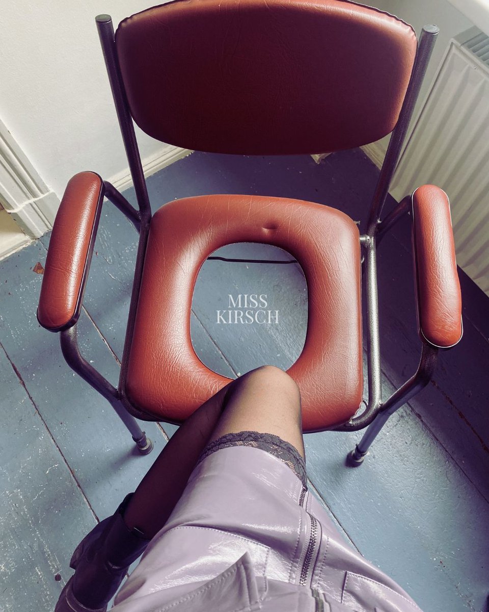 miss_kirsch_2nd's tweet photo. Your face should be under my chair 🚽 https://t.co/MgIayZ26Hk