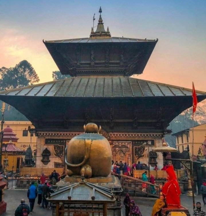 SharadRPathak's tweet photo. पशुपतिनाथ मन्दिर केवल मन्दिरमात्र होइन, नेपाली सभ्यता, संस्कृति, आस्था र राष्ट्रिय पहिचानको प्रतीक हो। पशुपतिनाथ मन्दिर कुनै अवैध अतिक्रमणबाट बनेको संरचना होइन, यसको हजारौँ वर्ष पुरानो इतिहास छ।

पशुपतिनाथको स्थान पौराणिक र तान्त्रिक रूपमा निर्धारित छ। हाम्रो नेपाली सभ्यता लिच्छविकालदेखि नै पशुपतिनाथलाई केन्द्र बनाएर विकसित भएको हो। आर्य संस्कृति, किरात परम्परा र हिन्दु-बौद्ध समन्वयको यो अद्वितीय मिश्रण पशुपतिनाथमा जीवित छ। शिवलिङ्गको पौराणिक स्थापना र बागमतीको पवित्रता यस सभ्यताको अपरिहार्य अंग हो। 

बागमती नदी किनारका मापदण्डभित्रका संरचना भत्काउने अभियानसँग जोडेर पशुपतिनाथ मन्दिरसमेत भत्काउने वा सार्ने बहस मिडियाले चलाउनु र राप्रपाका सांसदले त्यस खाले प्रश्नको ठाडो र स्पष्ट प्रतिवाद नगरी बहसलाई अगाडी बढाउनु खेदजनक छ। धार्मिक द्वन्द्वलाई प्रेरित गर्ने खाले कुनै पनि बहस कतैबाट पनि हुनु हुँदैन। 

पशुपतिनाथ मन्दिर सार्ने बहस आराध्य देवताको अपमान र विश्वभरका लाखौं हिन्दु भक्तजनको आस्थामाथि प्रहार हो। पशुपतिनाथको संरचना त परको कुरा, यसप्रतिको र विश्वासमाथि आँच पुऱ्याउने प्रयत्‍न गर्नेहरूले विगतमा त्यसबाट कुनै न कुनै स्वरूपमा दण्डित भइसकेका छन्।

राप्रपा सांसद भरत गिरी जी ले सामाजिक सञ्जालमा स्पष्टीकरण दिनुभएको छ। म उहाँलाई आधिकारिकरूपमा क्षमायाचना नै गर्न सार्वजनिक सुझाव दिन्छु। साथै (सम्बन्धित) मिडियाले पनि विषयको गाम्भीर्यता र संवेदनशीलता बुझ्नुपर्छ।
