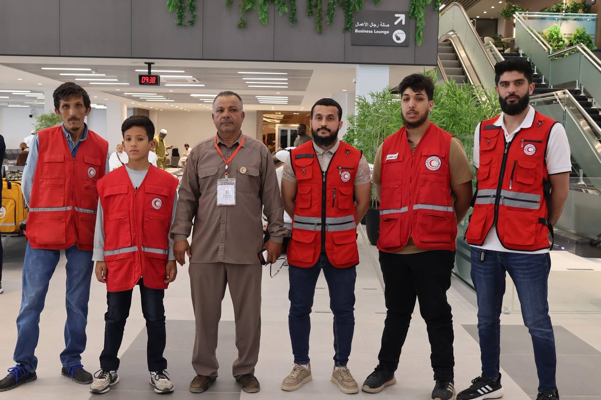 sirte054's tweet photo. قام عميدا بلديتي سرت والجفرة، اليوم، بزيارة ميدانية إلى مطار خليج سرت الدولي، حيث كان في استقبالهم مدير المطار، وذلك لتوديع الفوج الأول من حجاج المنطقة الوسطى المتجهين مباشرة من مطار خليج سرت الدولي إلى مطار جدة بالمملكة العربية السعودية، وسط أجواء إيمانية يسودها الفرح والدعاء. https://t.co/Q3x3chZvRD