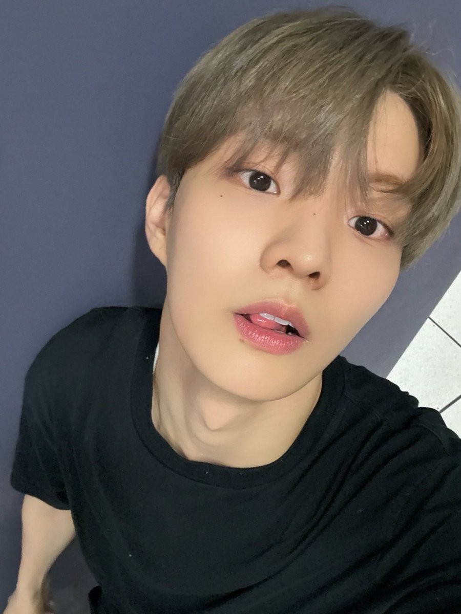 혀내밀고찍은셀카 넘 조아ㅏㅏㅏ.. 똥깡아지같당