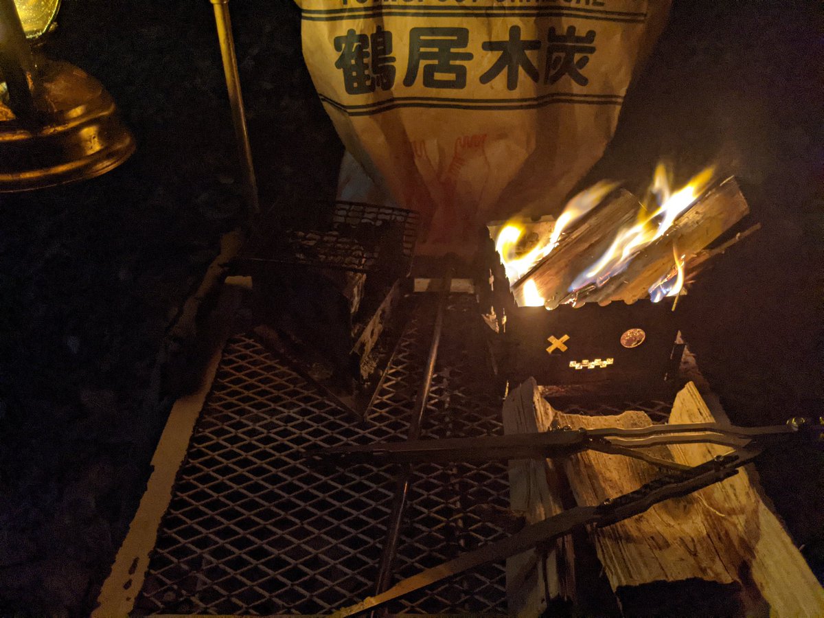 ごちそうさまして片付けて、炭火から焚き火に移行。さすがに上着羽織った現在13°C。