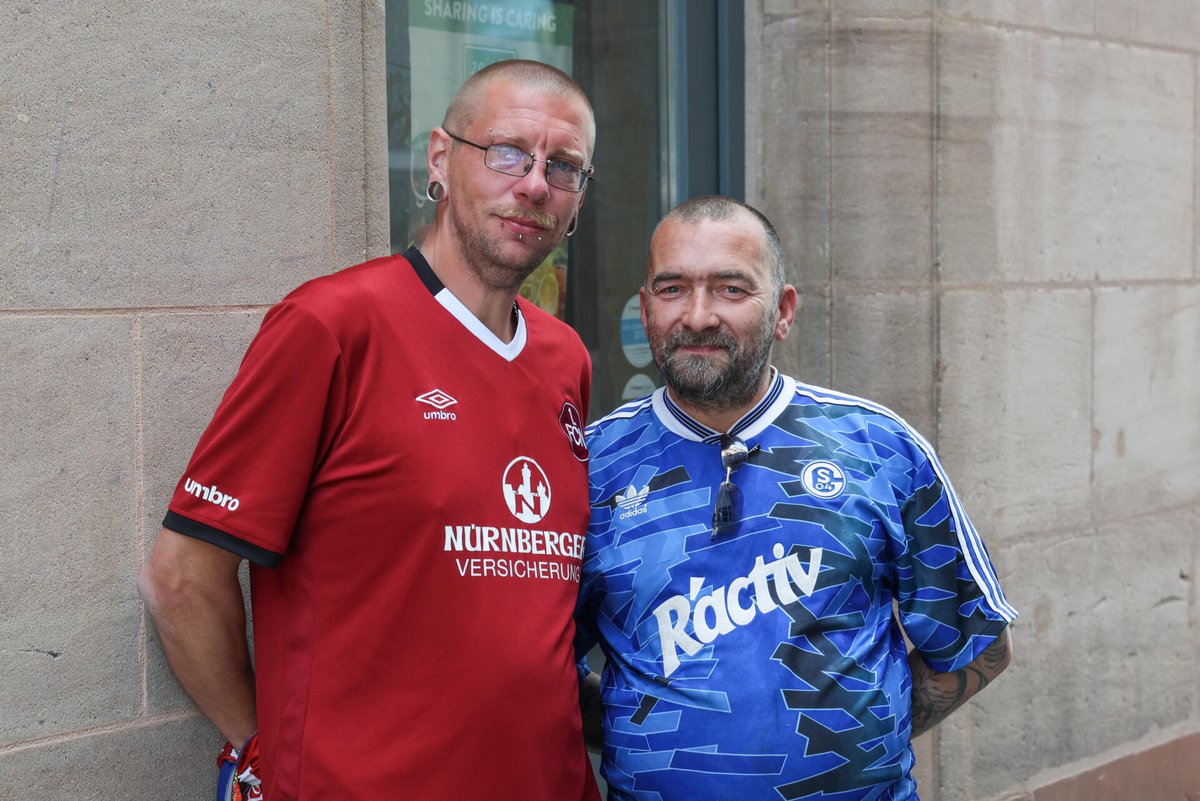 s04_en's tweet photo. 💙🤍 FC Schalke 04 🤝 1. FC Nürnberg ❤️🖤

#S04 | #FCNS04 https://t.co/YCuVNsPlYN