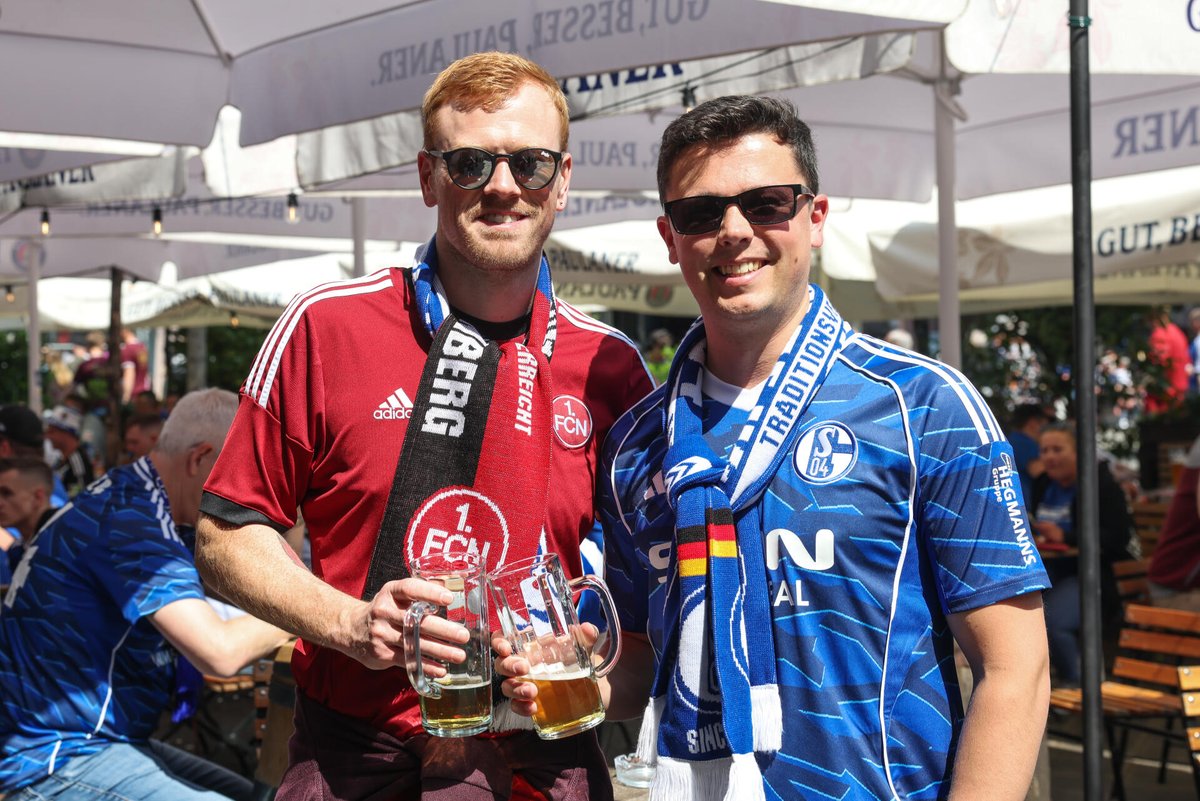 s04_en's tweet photo. 💙🤍 FC Schalke 04 🤝 1. FC Nürnberg ❤️🖤

#S04 | #FCNS04 https://t.co/YCuVNsPlYN
