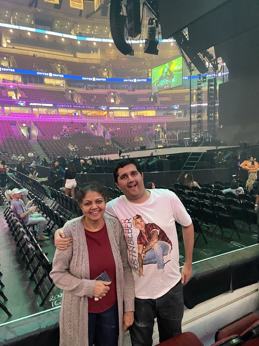 RealAmanGrewal's tweet photo. Four years ago today, my very biggest wish came true. My Mom and I both got to see our SECOND Justin Bieber concert at the United Center in my hometown Chicago, Illinois (my Mom and I also got to see him also at the United Center 13 years ago, too) and it TRULY BLEW MY MIND! 🤩👍 https://t.co/DbDjqXCKRv