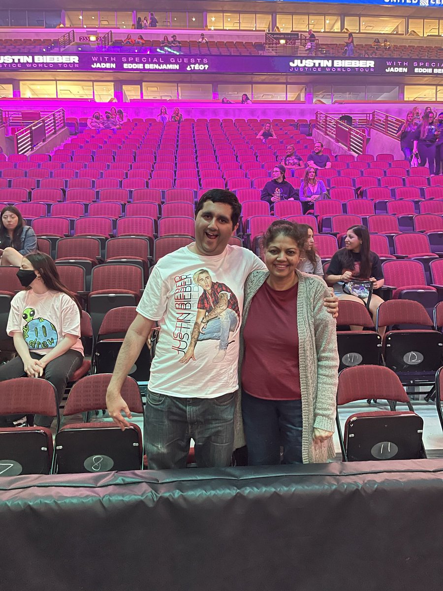 RealAmanGrewal's tweet photo. Four years ago today, my very biggest wish came true. My Mom and I both got to see our SECOND Justin Bieber concert at the United Center in my hometown Chicago, Illinois (my Mom and I also got to see him also at the United Center 13 years ago, too) and it TRULY BLEW MY MIND! 🤩👍 https://t.co/DbDjqXCKRv