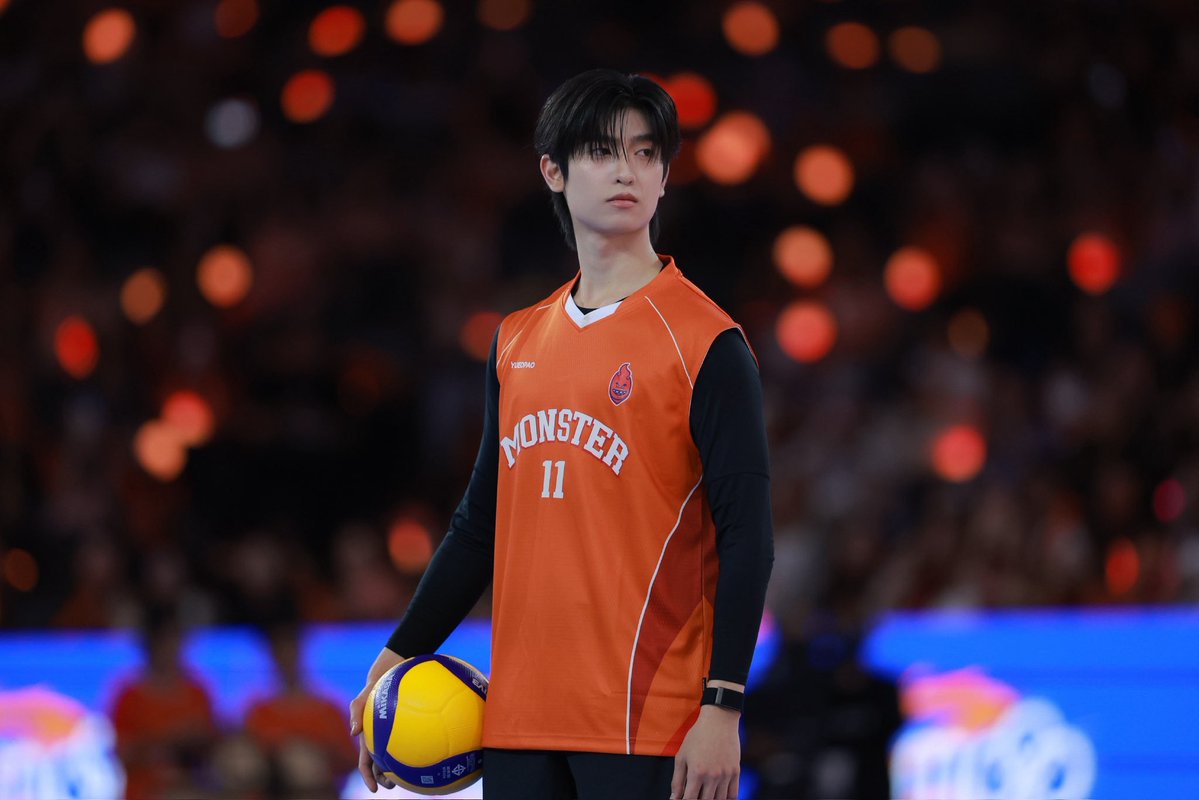 โอกาสไม่กี่ % ที่จะได้เห็นอ้วรเล่นวอลเลย์ เพราะปกติกีฬานี้ฮีจะเอาไปเล่นกับเพื่อนมากกว่า แล้วเวลามีแข่งอะไรก็มักจะลงบาสหรือแบดงี้ ก็เลยดีใจมากที่ได้เห็นอะไรใหม่ ๆ จากตัวฮีขึ้นอีก รู้ว่าเล่นดี แต่พอเห็นจริงก็ยิ่งรู้สึกว้าวกว่าเดิม 🥹 ถึงจะอยากไปให้เห็นกับตา แต่ผ่านจอก็ดีเหมือนกัน