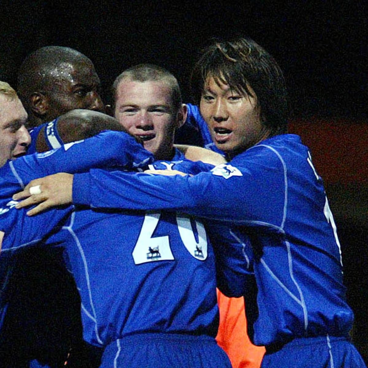 Gnosiser's tweet photo. @136Division Li Tie at my club Everton, with Rooney - he signed with Li Weifang in 2002.

Sadly, Li Tie (who was popular here) has gone to prison for fraud or something back home in China. Sad. https://t.co/TzGuMi4j3Z