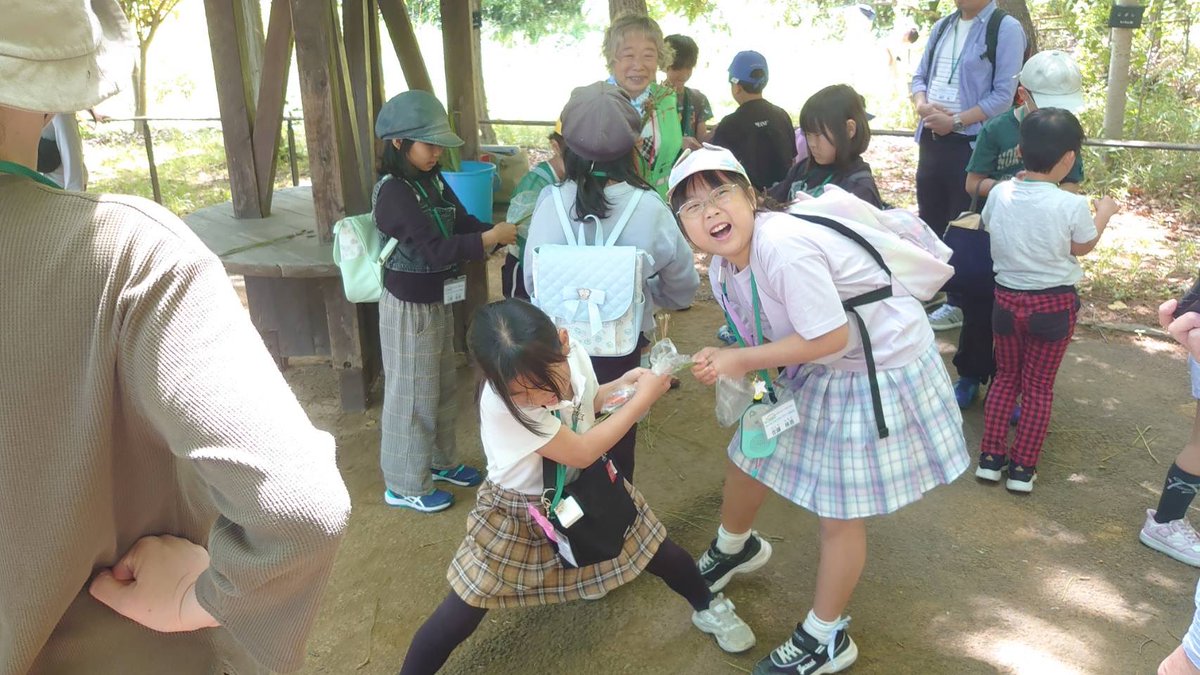 kitafuru's tweet photo. 本日5/9日(土)10時から「かまどのおにぎりと公園散策」。好天に恵まれ20名がわくわく気分で参加です。かまどの火入れ体験後の公園散策はヘラオオバコで相撲遊び、ヨシの笛、ムクロジ石鹸水作り。炊きたてご飯は各自でおにぎりを作り、味噌汁と共に板の間で味いました。強風の為田んぼで食べられず残�� https://t.co/BC6epPz4o2
