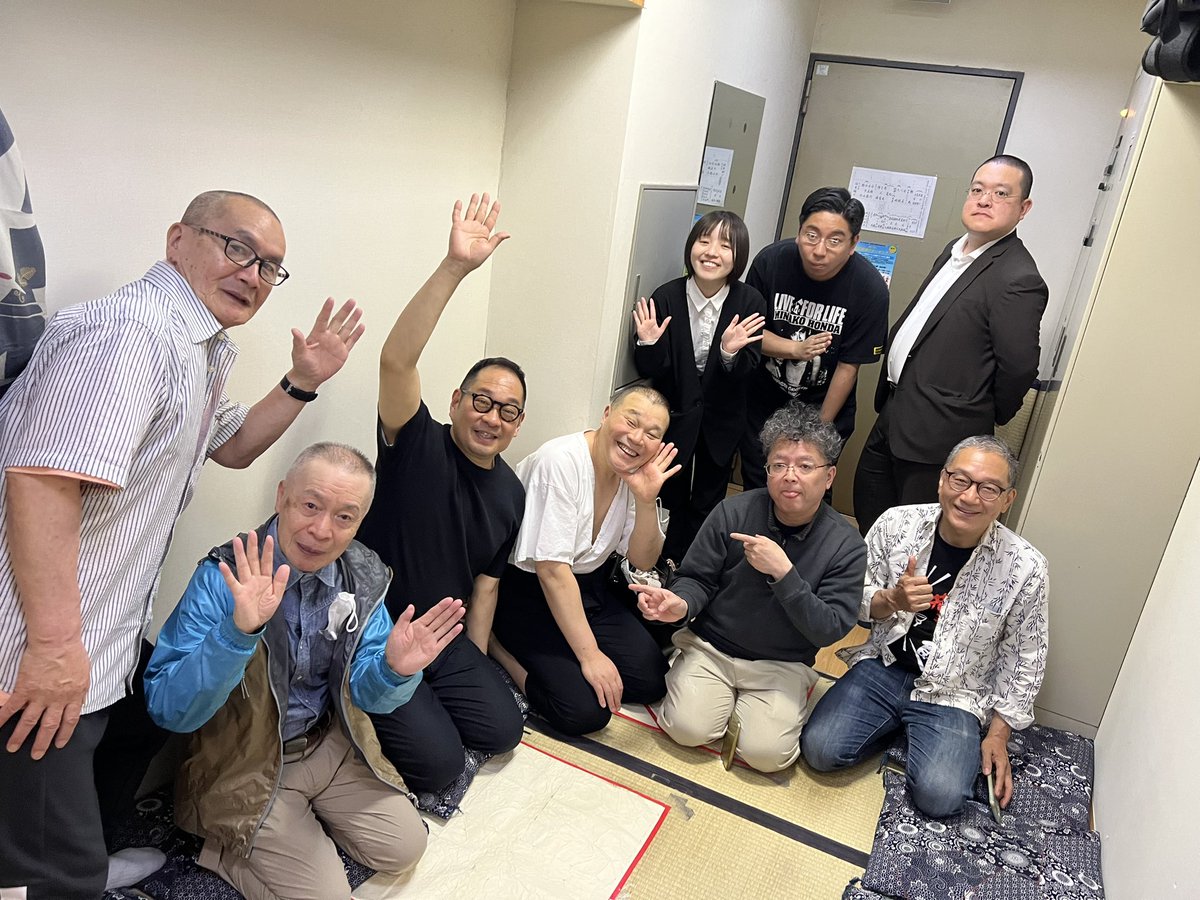 11bunji's tweet photo. 池袋演芸場９日目。上方ゲストは桂かい枝さん。「丑三つタクシー」の銅鑼を持参して頂く。遊びに来た傳枝さんや蛙朝さん、夜席のあら馬さんや歌近さんも撮影会に。楽屋でも記念撮影。明日は千穐楽で、再び桂文我師匠が登場！明日は母の日だから「ラーメン屋」を演りたい。明日も池袋演芸場へ！ https://t.co/T6cOI50coT