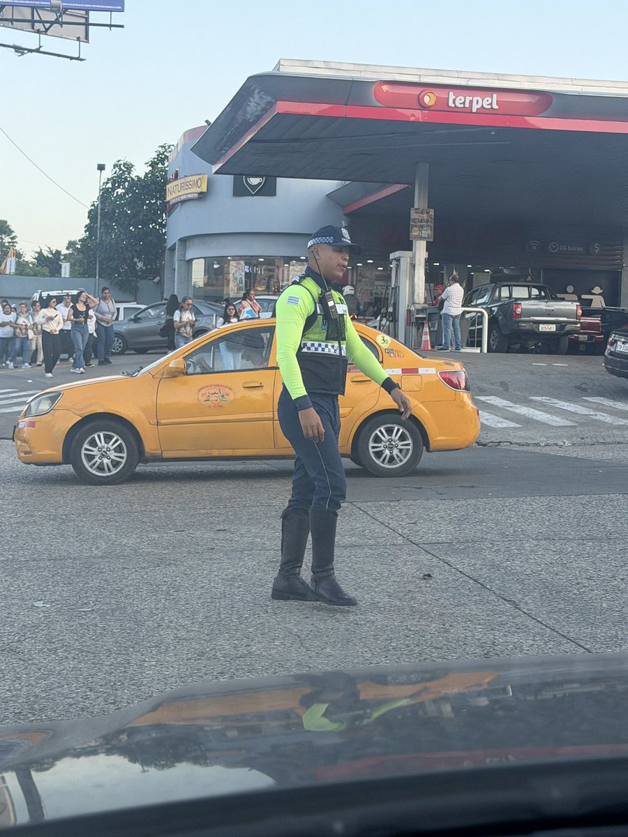cholucon's tweet photo. Que vergüenza de personal que tiene la @ATMGuayaquil. Este señor déspota e insensible en la JT Marengo para subir al santuario de Schoenstatt la calle estaba cerrada, no dejaba pasar a los vehículos con personas discapacitadas, embarazadas ni mayores. Los mandaba a caminar, Un compañero de este tipo le dijo que accediera que habían personas que no podían caminar el trayecto hasta la iglesia  pero se hizo el rebelde y no accedió. El año pasado si dejaron ingresar a personas vulnerables sin problema. Solo hay que tener un poco de sensibilidad y lógica.