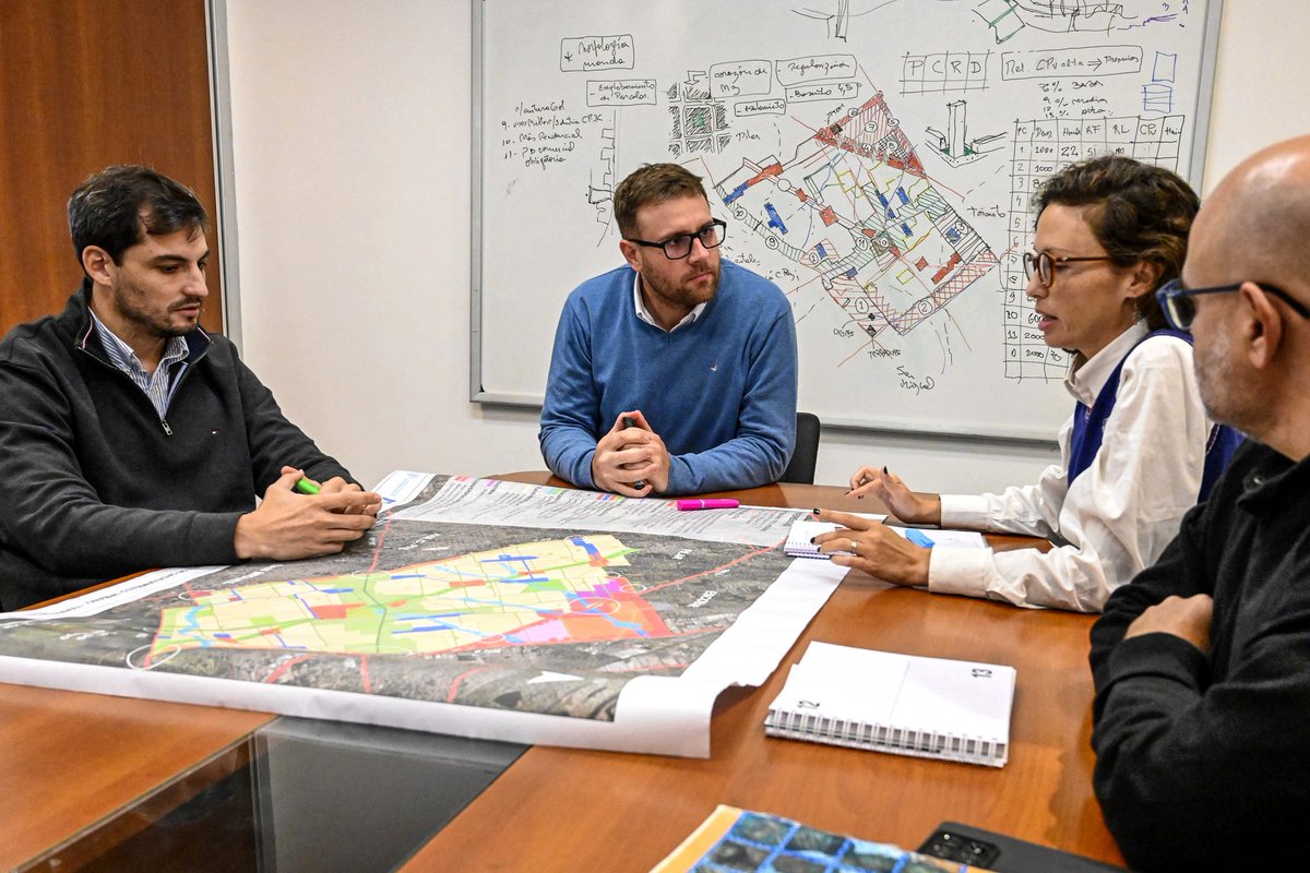 CopesRoberto's tweet photo. 🚧 Diseñar el nuevo Plan de Ordenamiento y Desarrollo Urbano y su Código Urbanístico (PODUMA y CUMA respectivamente) es clave para profundizar el crecimiento de Malvinas Argentinas.

Te cuento más acá: https://t.co/th4YCnbS3y

#MalvinasArgentinas
@munimalvinas 
@luisvivona https://t.co/nLtadTHUOg