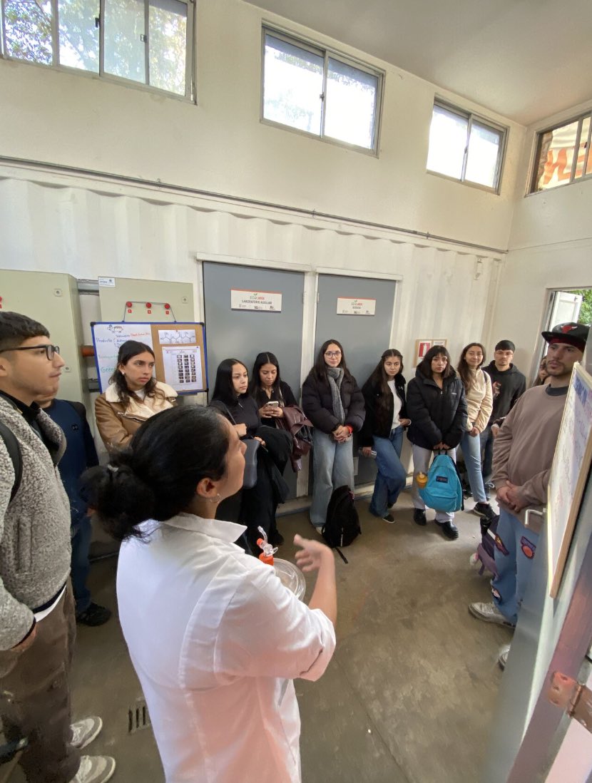 LABENCHILE's tweet photo. 🎓 Estudiantes de Ingeniería Civil en Ambiente de la @usach visitaron @LABENCHILE para profundizar en la Ley REP y certificación de materiales compostables.

Un paso clave para conectar la formación académica con los desafíos reales de la economía circular. ♻️

#EconomíaCircular https://t.co/JJgHQLMd3y