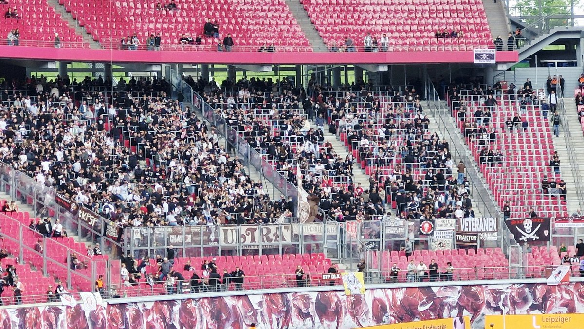 RBoligei's tweet photo. Auf ein schönes, letztes und hoffentlich erfolgreiches Heimspiel unser Leipziger Rasenballer 🙏❤️🤍
Noch einmal alles geben für uns Team #RBFans 🗣📣
Und damit uns viel Spaß im Stadion 🏟 oder vorm TV 📺
#RBLFCSP https://t.co/lSe3xViCKg
