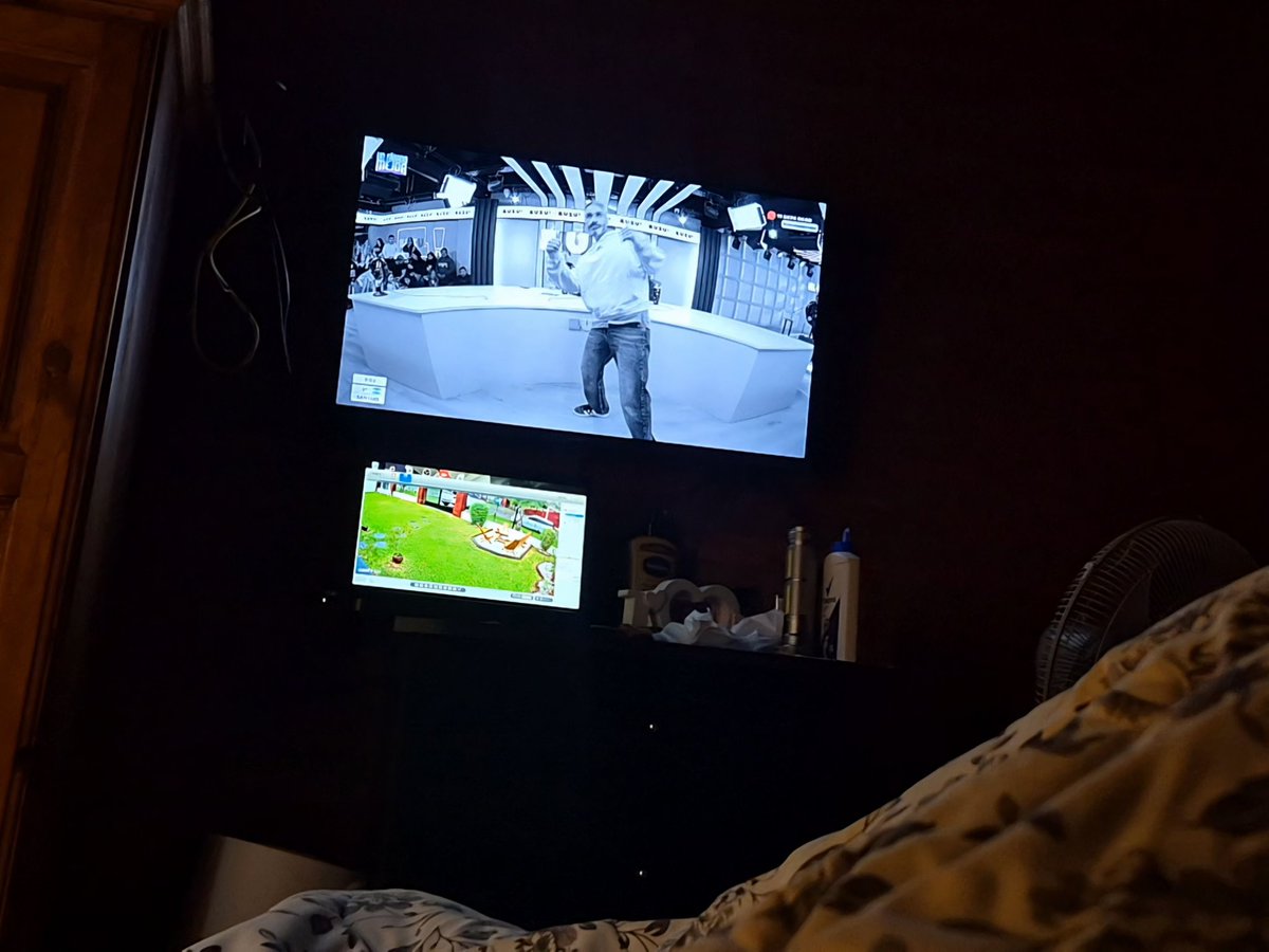 nachofesto's tweet photo. @unsabadomejor full cama... frío y lluvia... nadie nos saca de la cama @polloalvarezok y @tatiroust https://t.co/OtowUiSz7f