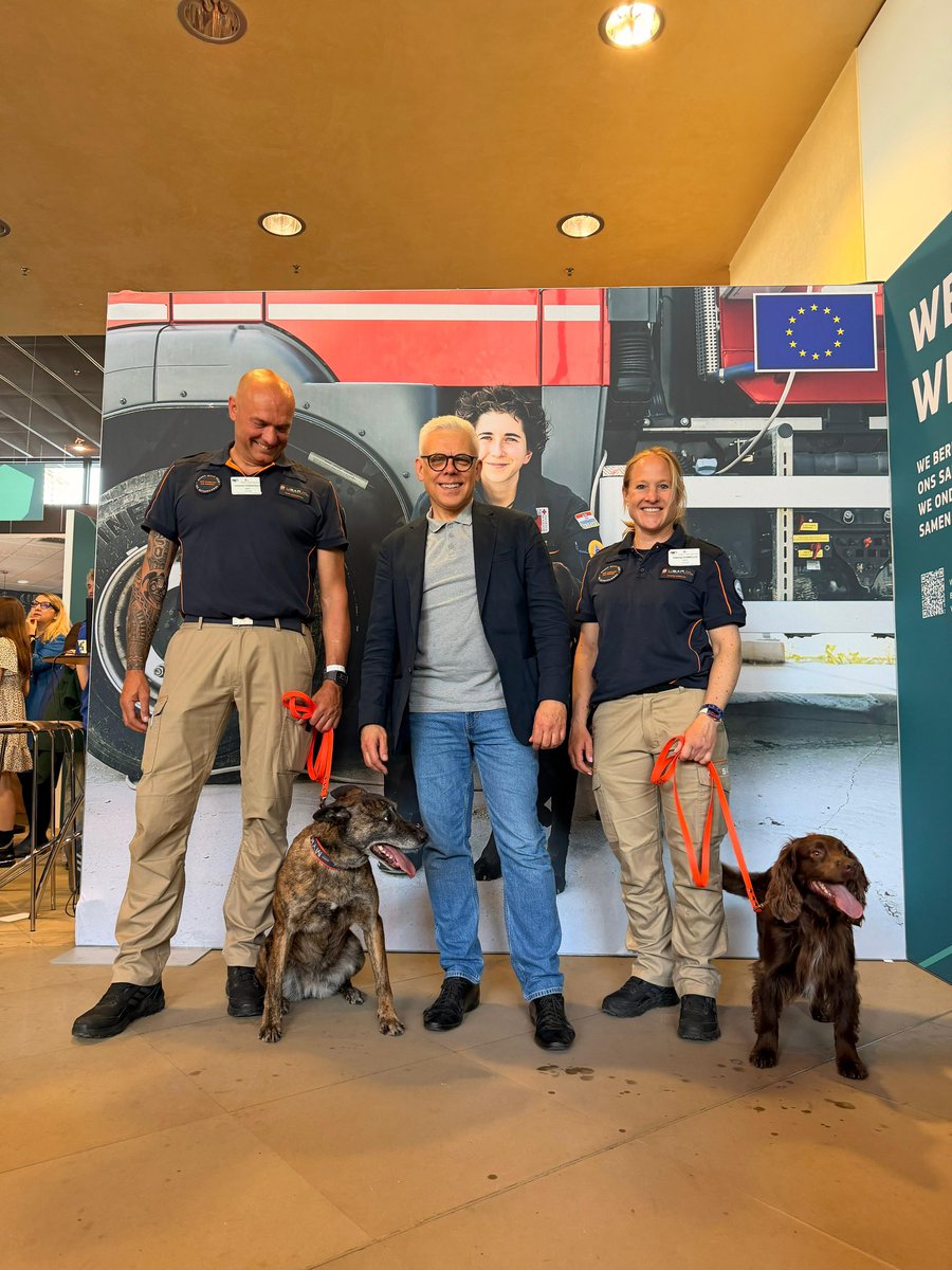 MPopowskiEU's tweet photo. Always great to celebrate #EuropeDay! 🇪🇺
 
Well done to the colleagues at @eu_echo for showcasing how the EU supports people in need around the world.
 
Pass by the stand today - there are also some four-legged rescue friends waiting to meet you 🐾 https://t.co/rbHLodiYLH